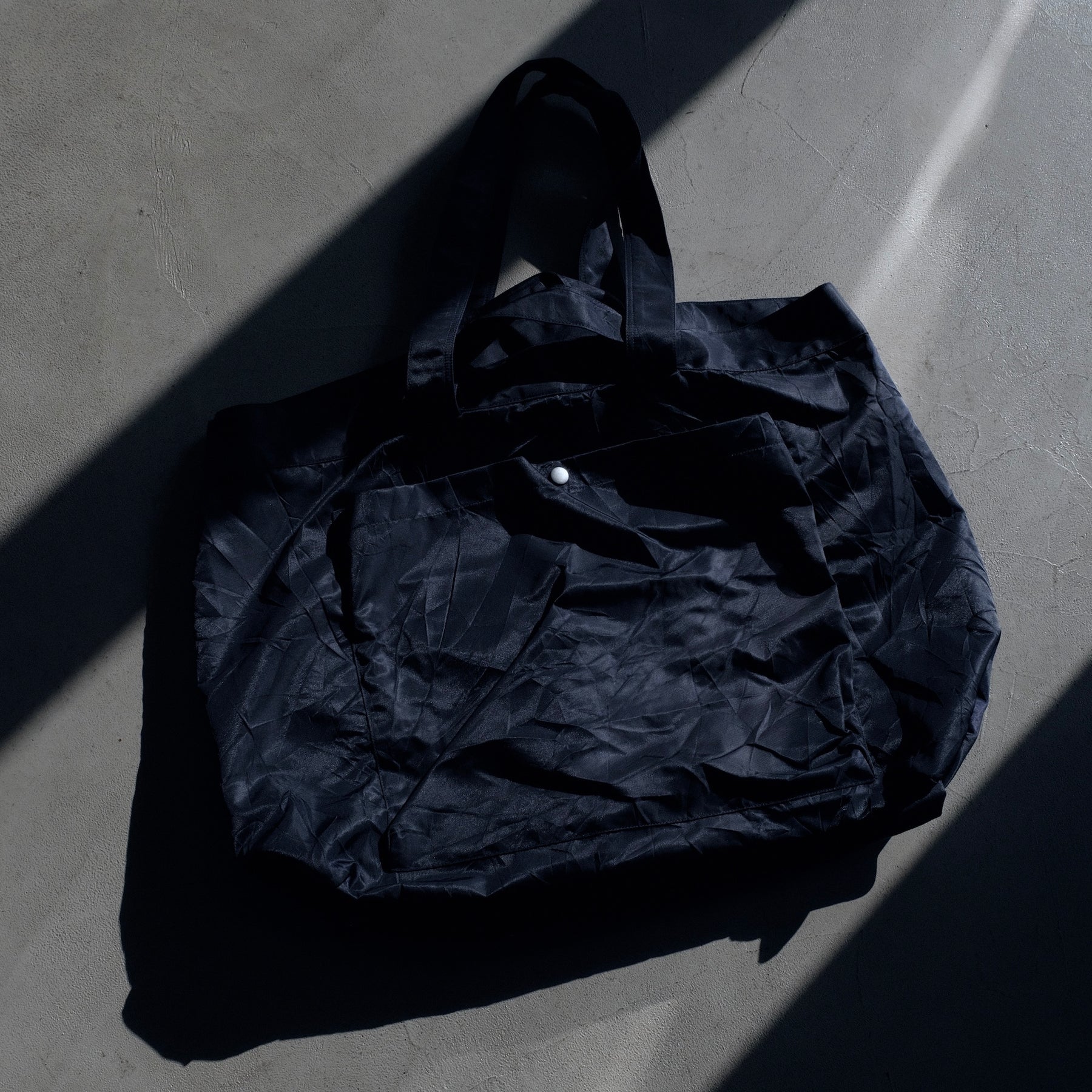 <span style="color: #f50b0b;">Last One</span> GREI. / TRI POCKET SLOUCHY TOTE MIDNIGHT BLUE