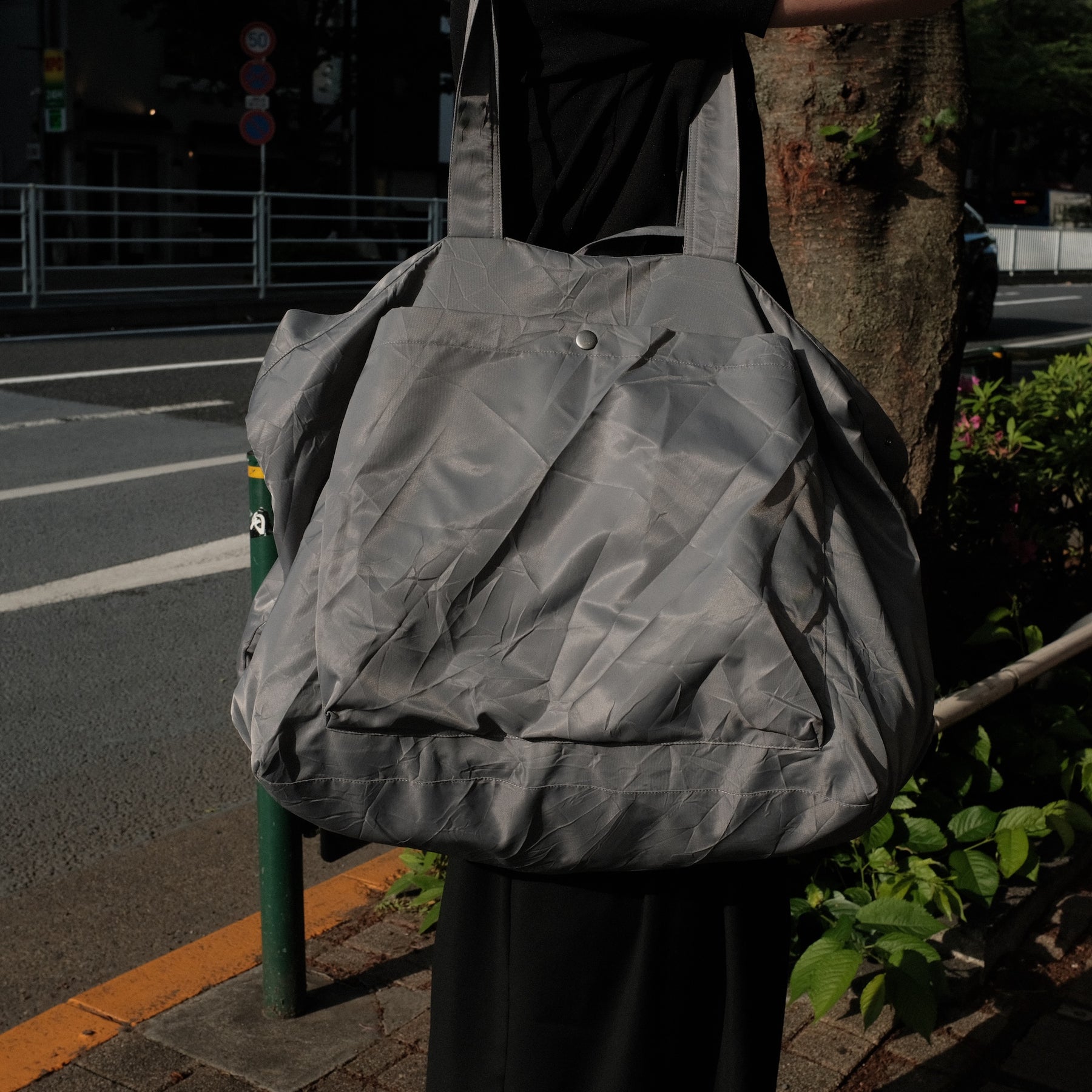 <span style="color: #f50b0b;">Last One</span> GREI. / TRI POCKET SLOUCHY TOTE GREY SILVER