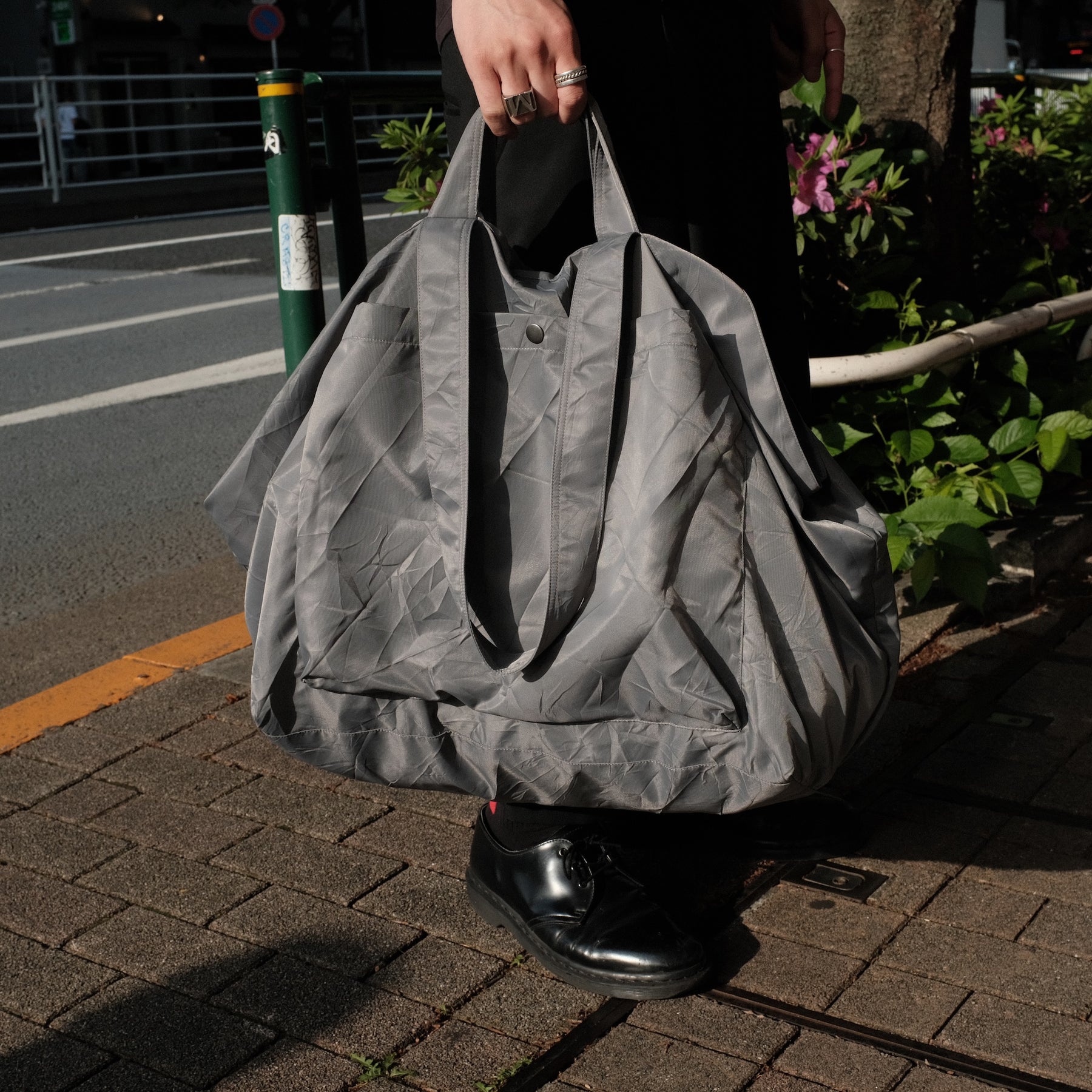 <span style="color: #f50b0b;">Last One</span> GREI. / TRI POCKET SLOUCHY TOTE GREY SILVER