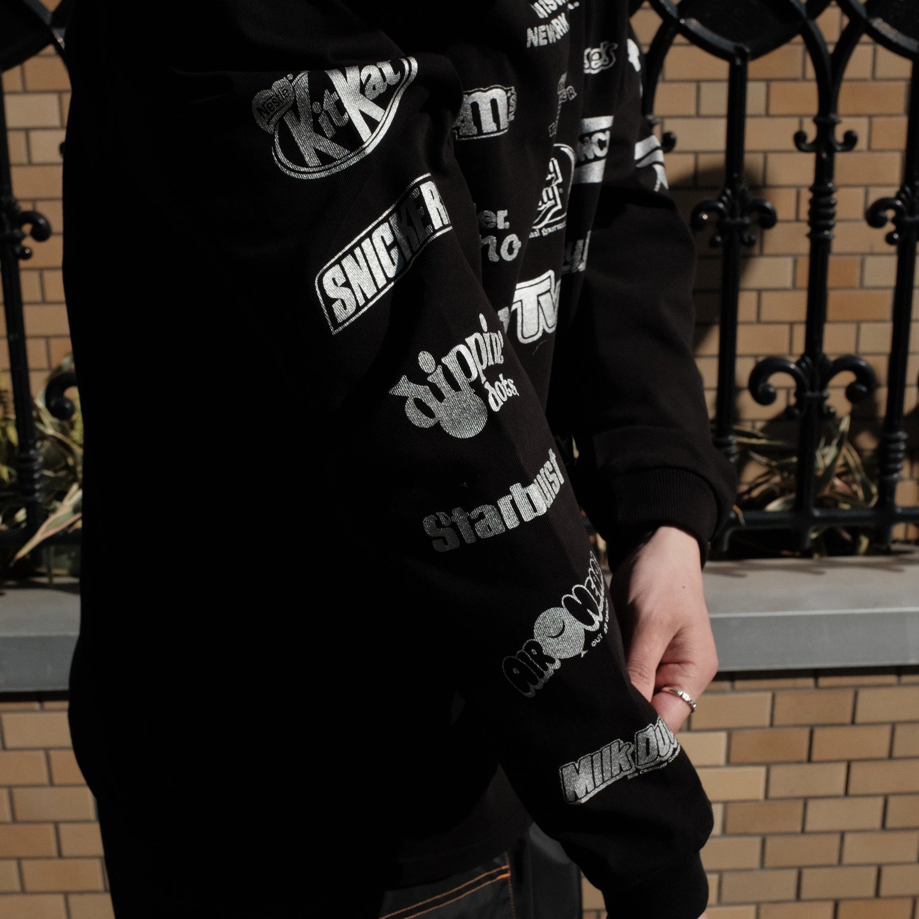 <span style="color: #ff2a00;">Last One</span> INTODUSK / CANDY LOGO LS T BLACK