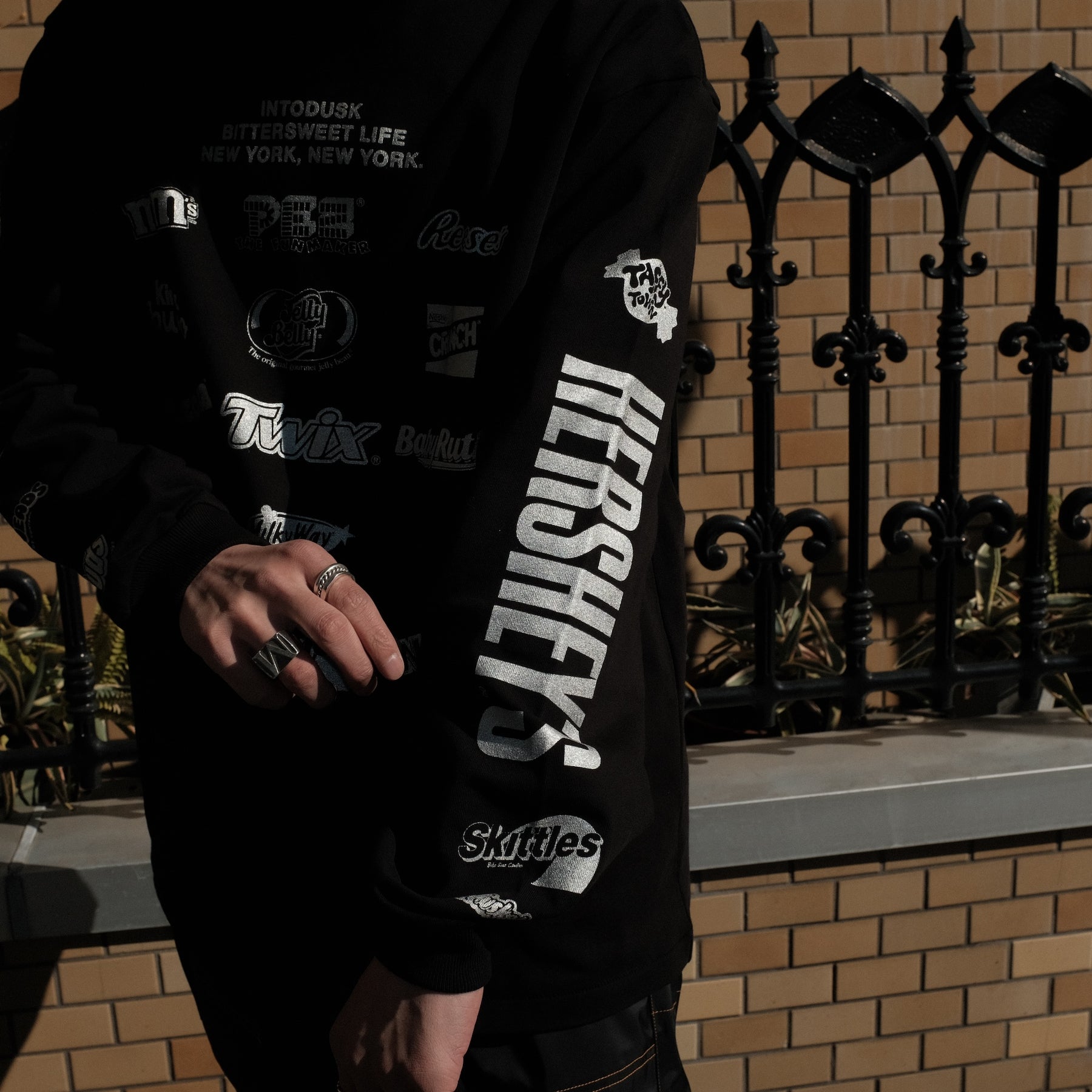 <span style="color: #ff2a00;">Last One</span> INTODUSK / CANDY LOGO LS T BLACK