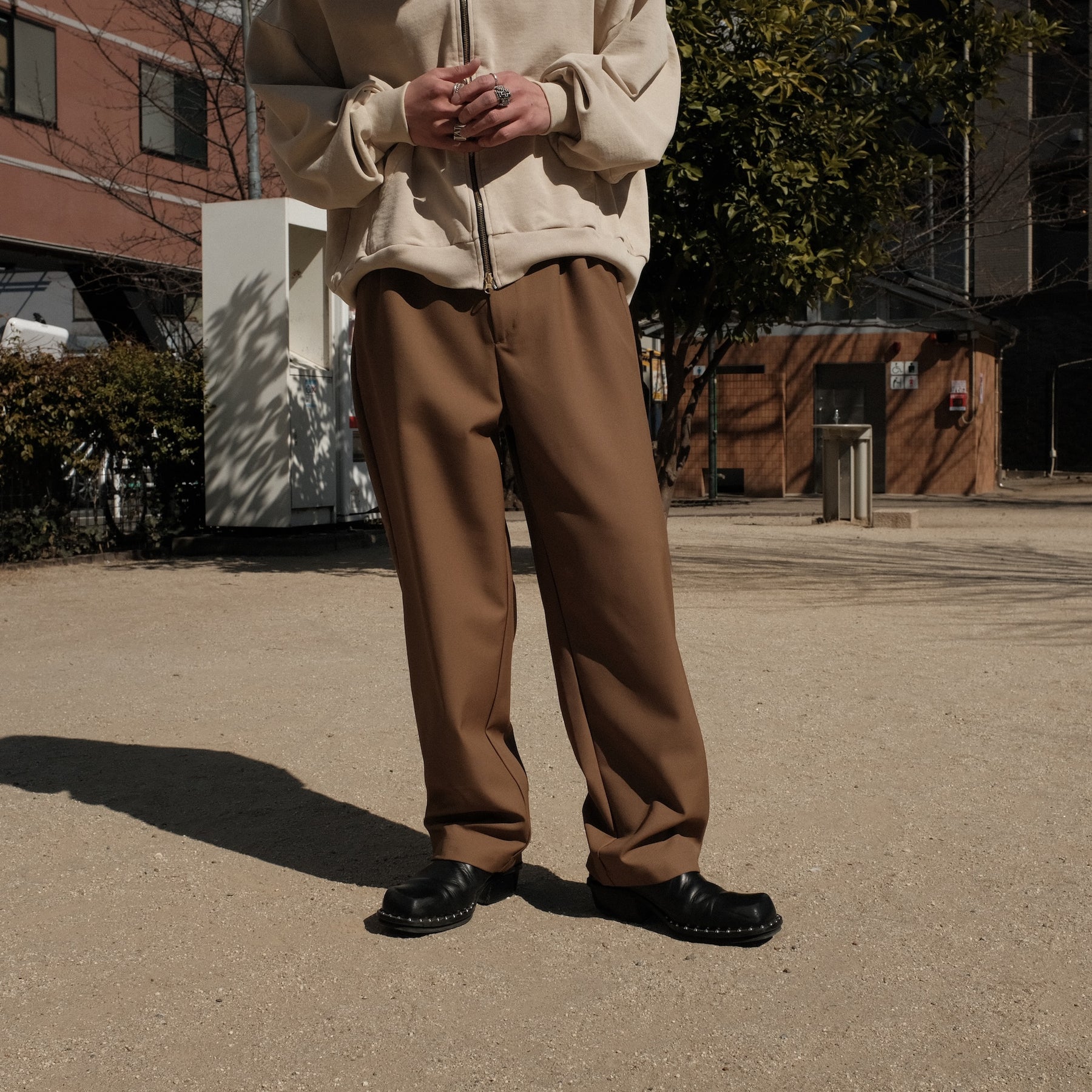 <span style="color: #f50b0b;">Last One</span> INTODUSK / CIGARETTE PLEAT TROUSER BROWN