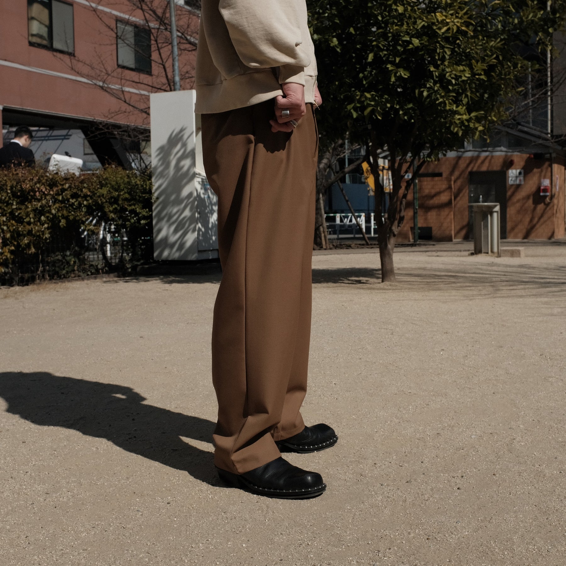 <span style="color: #f50b0b;">Last One</span> INTODUSK / CIGARETTE PLEAT TROUSER BROWN