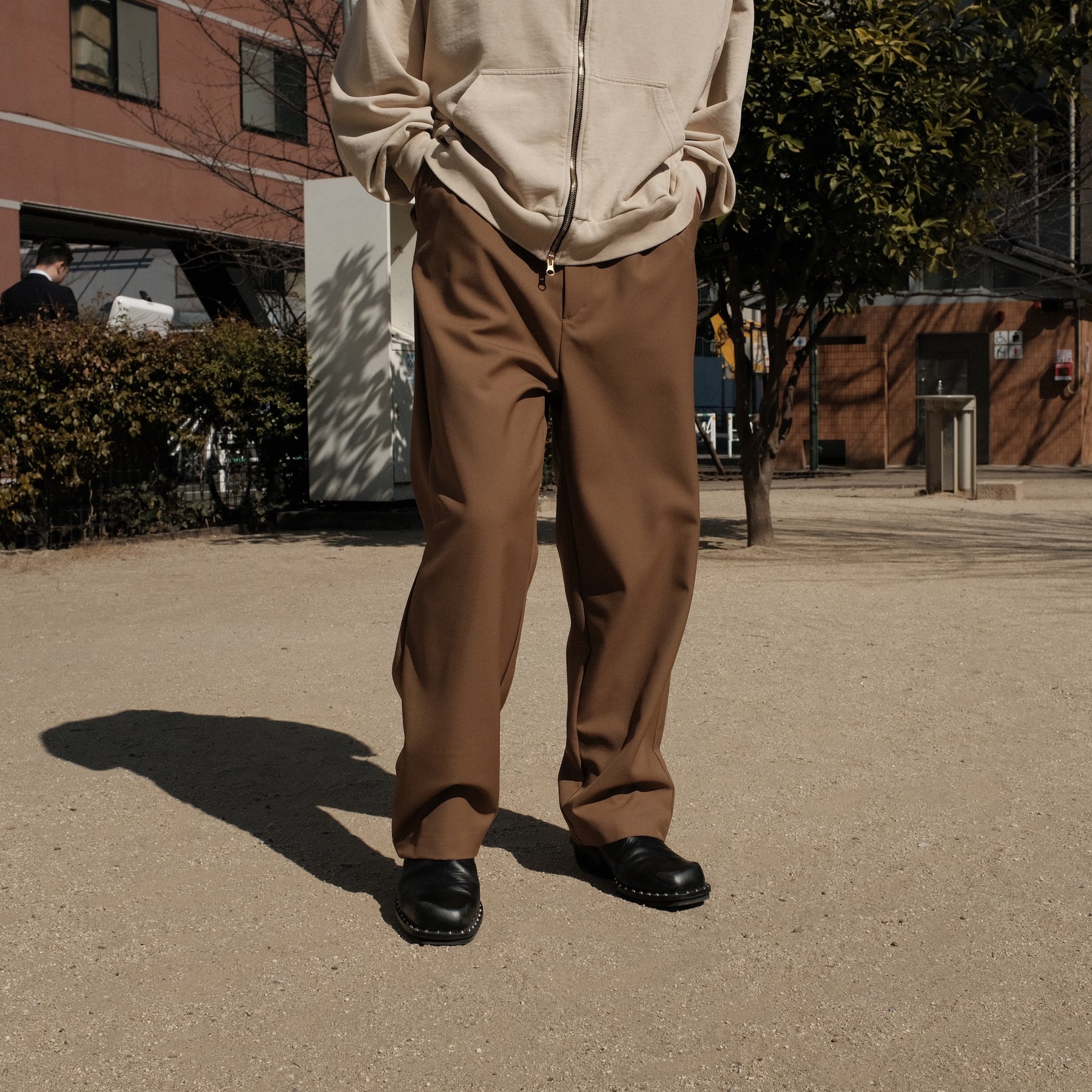 <span style="color: #f50b0b;">Last One</span> INTODUSK / CIGARETTE PLEAT TROUSER BROWN