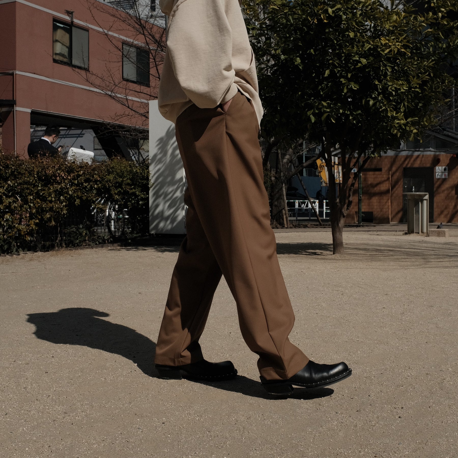 <span style="color: #f50b0b;">Last One</span> INTODUSK / CIGARETTE PLEAT TROUSER BROWN