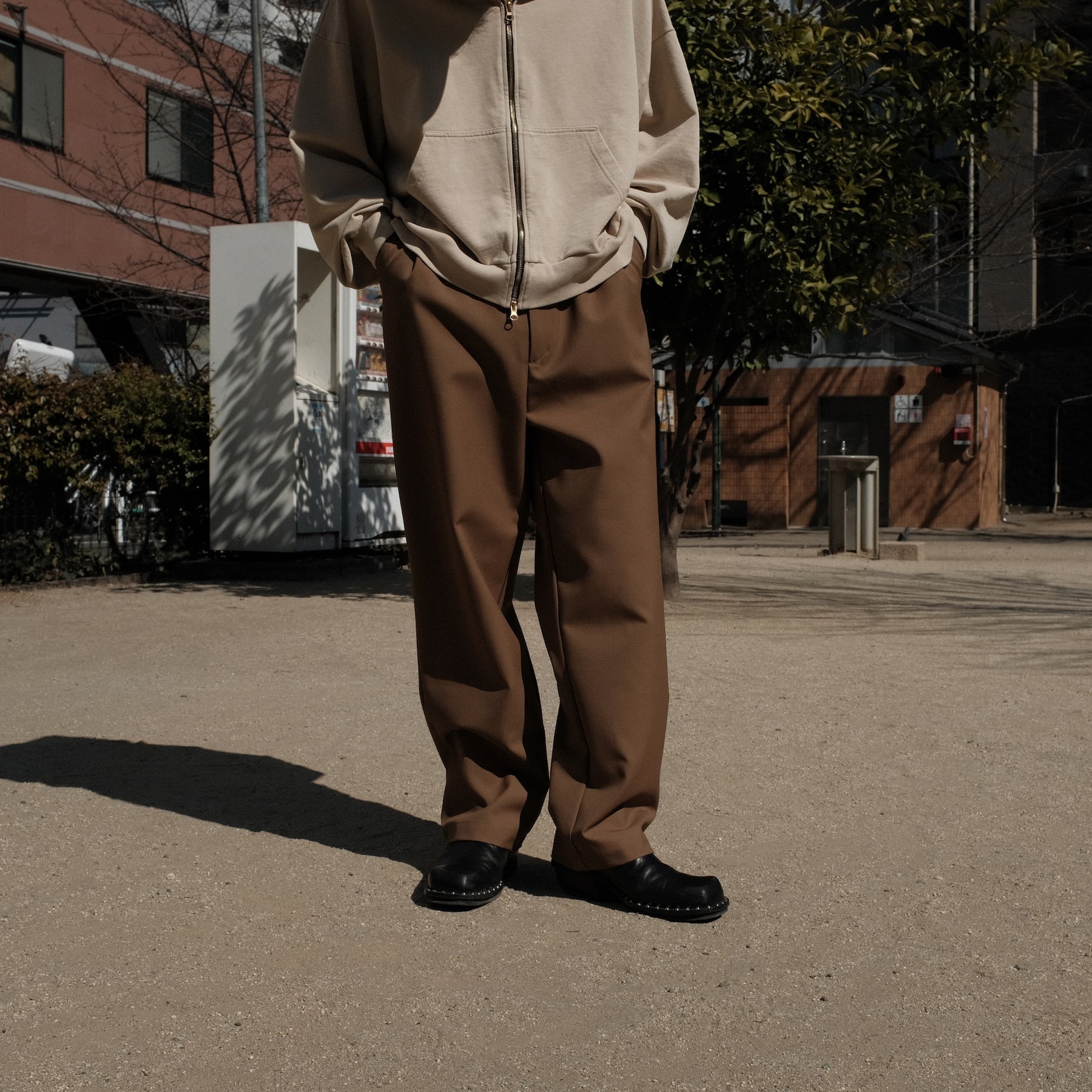<span style="color: #f50b0b;">Last One</span> INTODUSK / CIGARETTE PLEAT TROUSER BROWN
