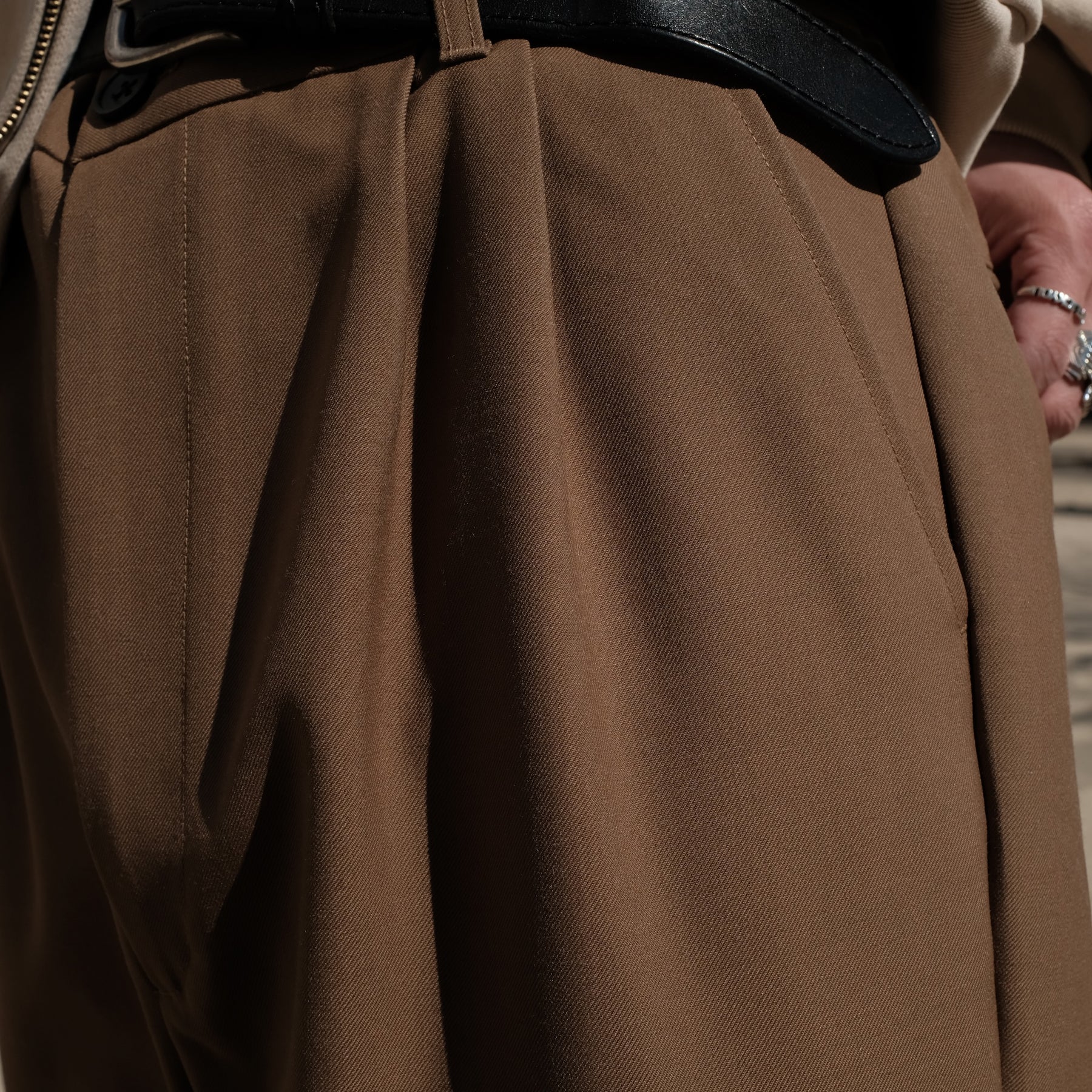 <span style="color: #f50b0b;">Last One</span> INTODUSK / CIGARETTE PLEAT TROUSER BROWN