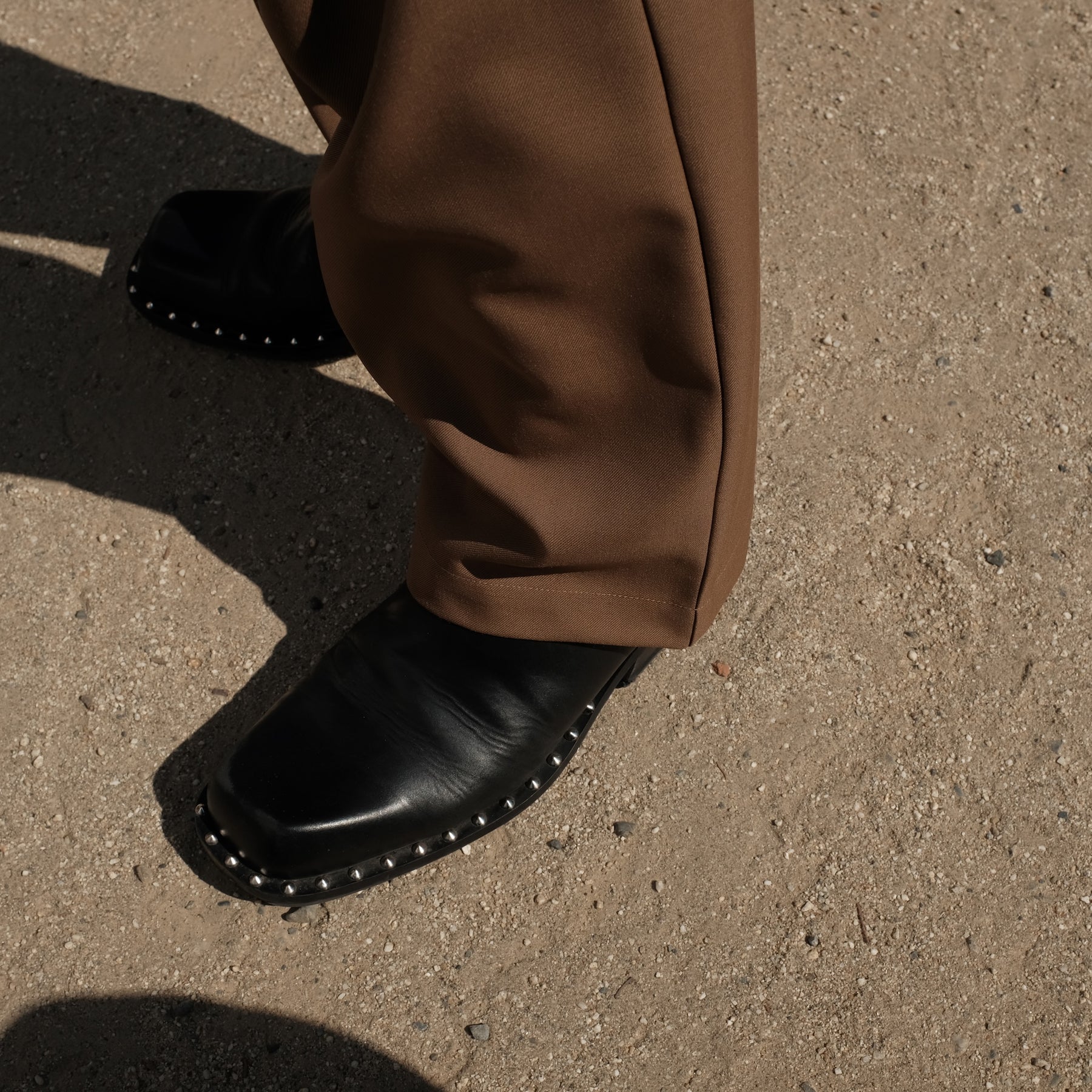 <span style="color: #f50b0b;">Last One</span> INTODUSK / CIGARETTE PLEAT TROUSER BROWN
