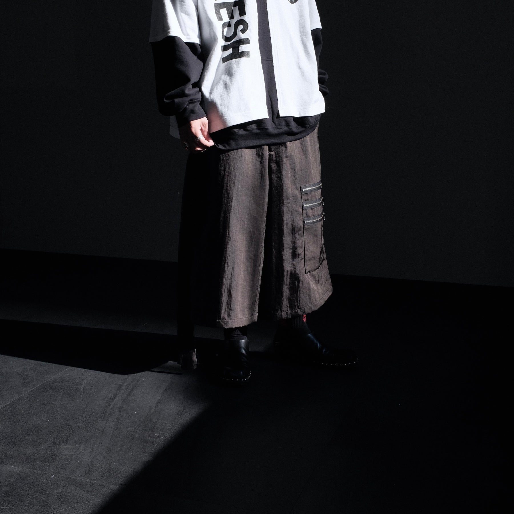 <span style="color: #ff2a00;">Last One</span> WESTFALL / TRIPLE ZIP POCKET 3/4 PANT CHARCOAL