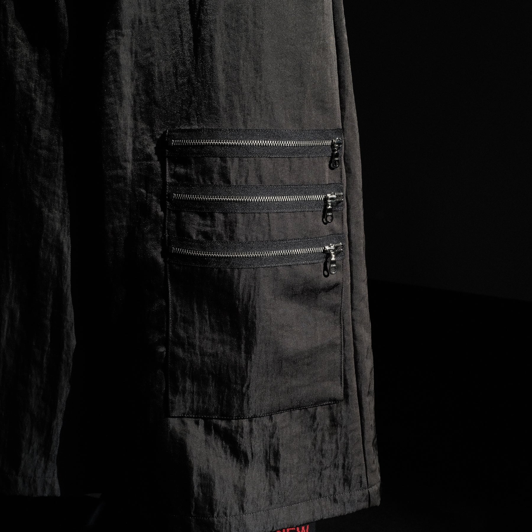 <span style="color: #ff2a00;">Last One</span> WESTFALL / TRIPLE ZIP POCKET 3/4 PANT CHARCOAL