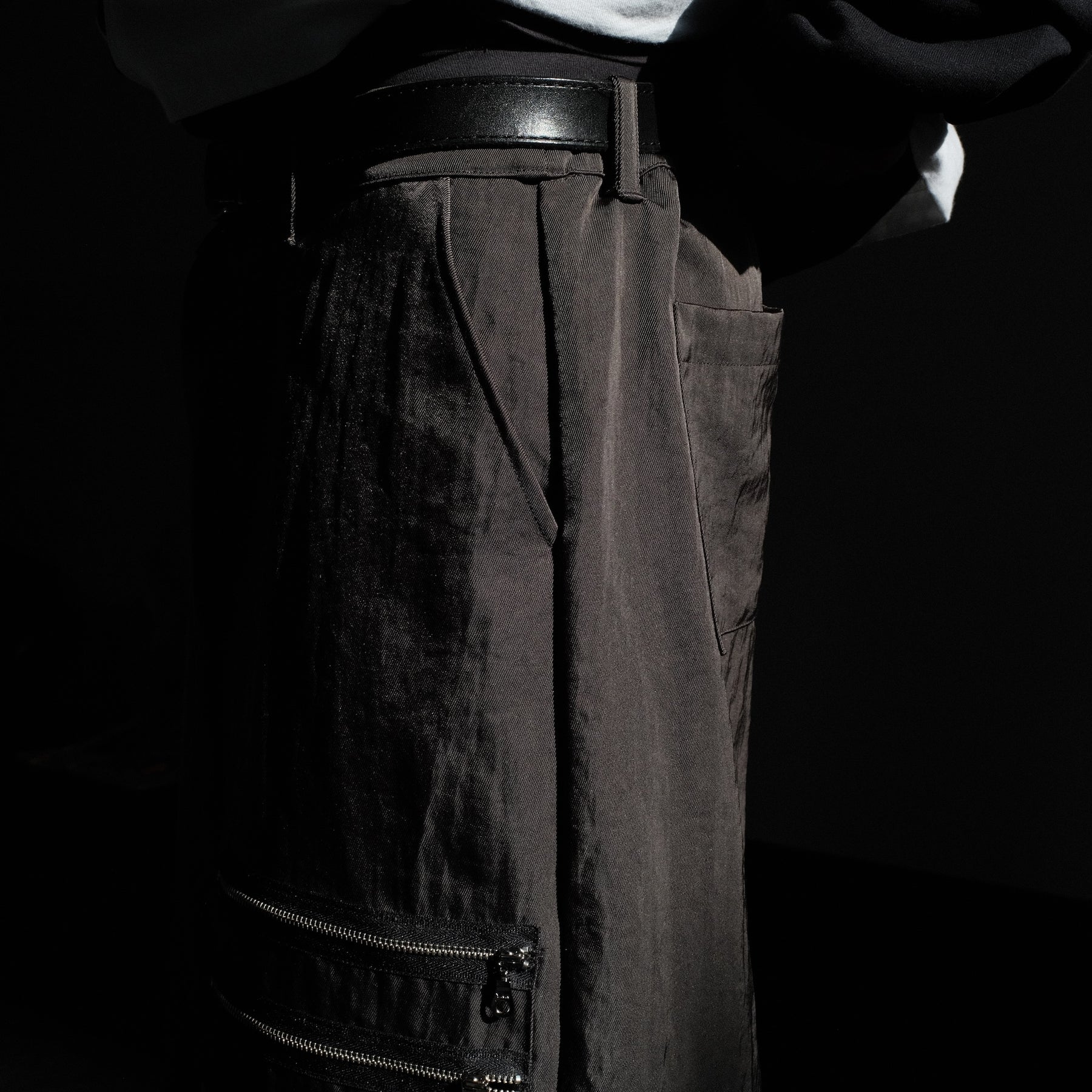 <span style="color: #ff2a00;">Last One</span> WESTFALL / TRIPLE ZIP POCKET 3/4 PANT CHARCOAL