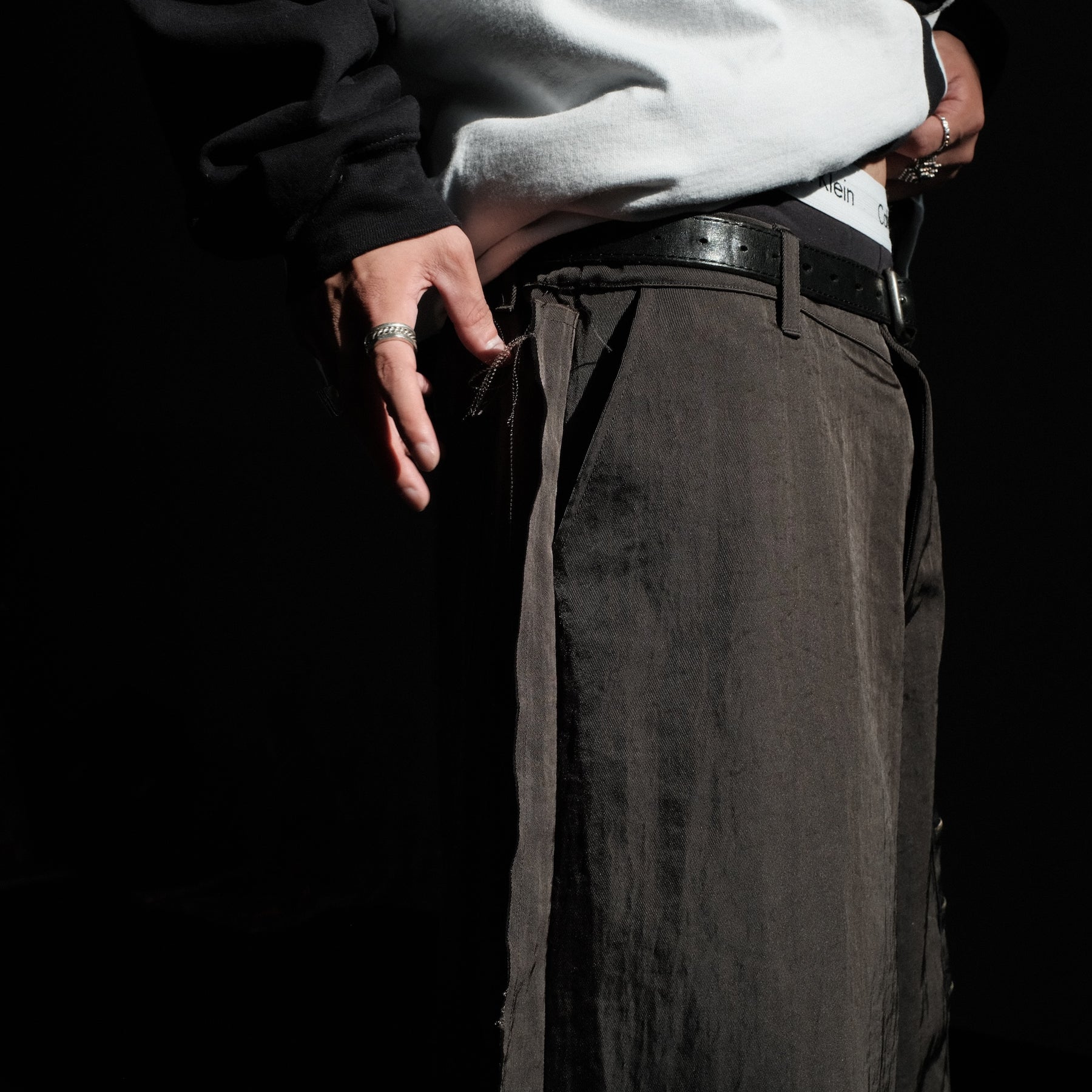 <span style="color: #ff2a00;">Last One</span> WESTFALL / TRIPLE ZIP POCKET 3/4 PANT CHARCOAL