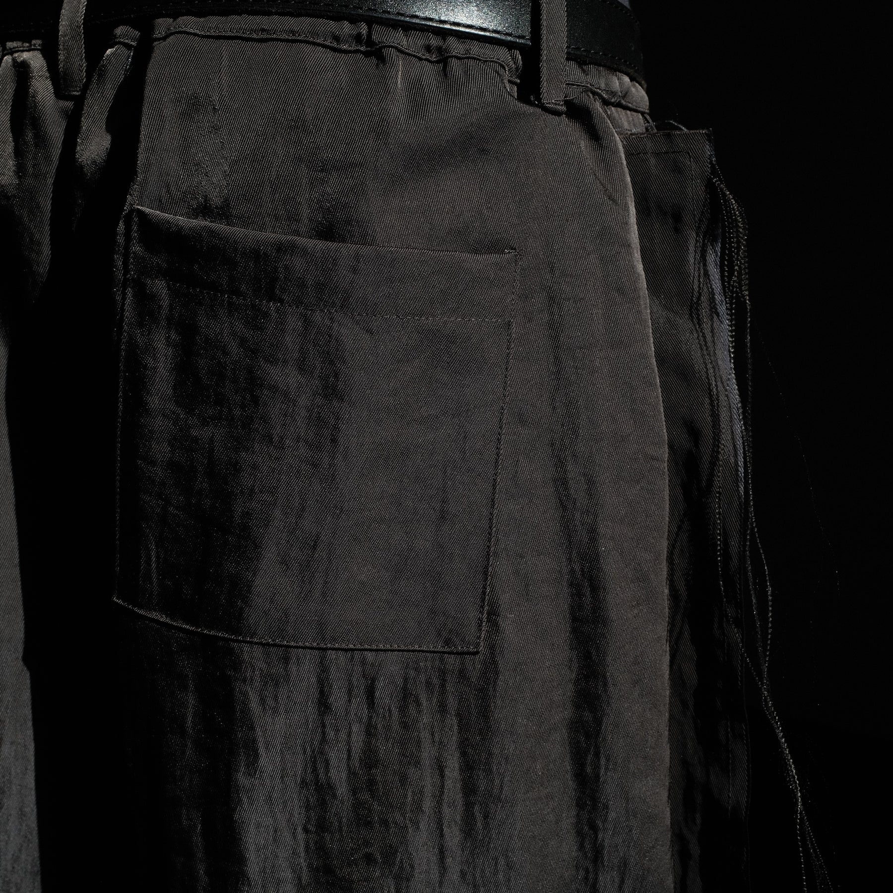 <span style="color: #ff2a00;">Last One</span> WESTFALL / TRIPLE ZIP POCKET 3/4 PANT CHARCOAL