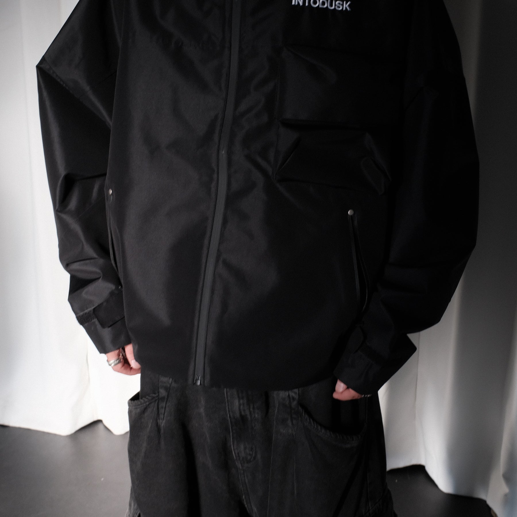<span style="color: #f50b0b;">Last One</span> INTODUSK / SHELL COATING JACKET BLACK
