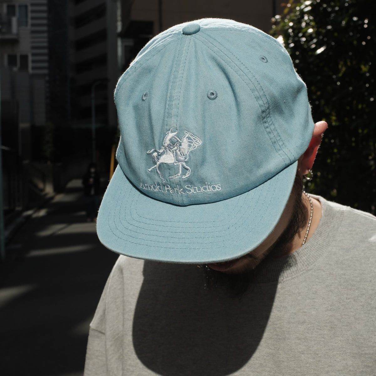 <span style="color: #f50b0b;">Last One</span>
ARNOLD PARK STUDIOS / PONY LOGO CAP LIGHT DENIM