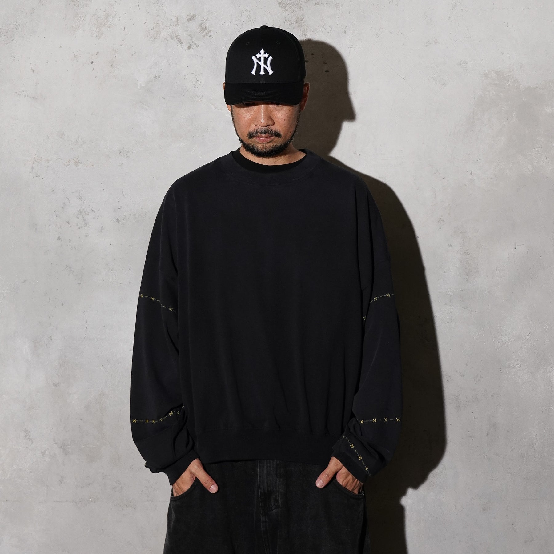 THE MAGUEY / CREW NECK WITH SLEEVES CUT WASHED BLACK
