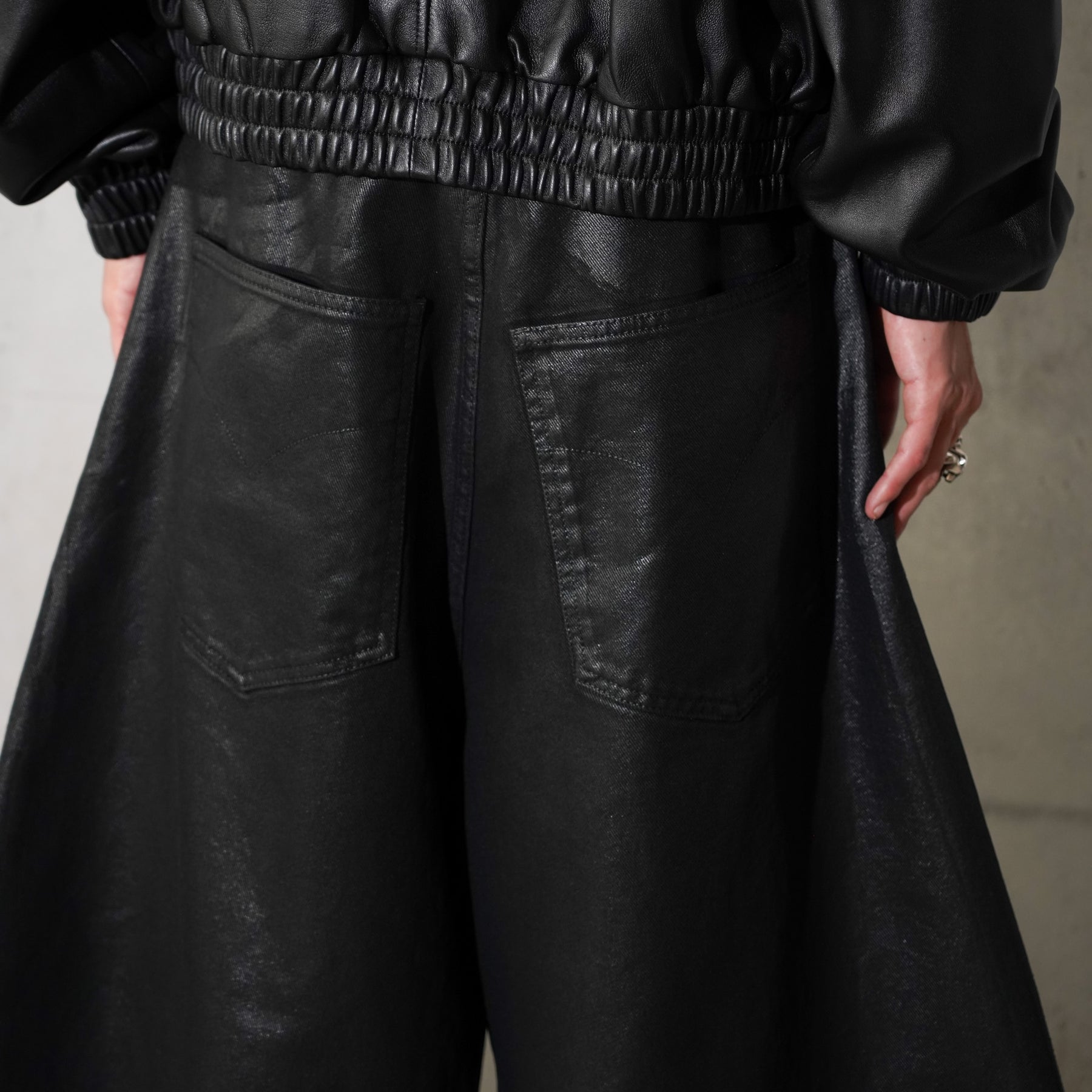 LU'U DAN / COATED DOUBLE XL JEANS COATED BLACK