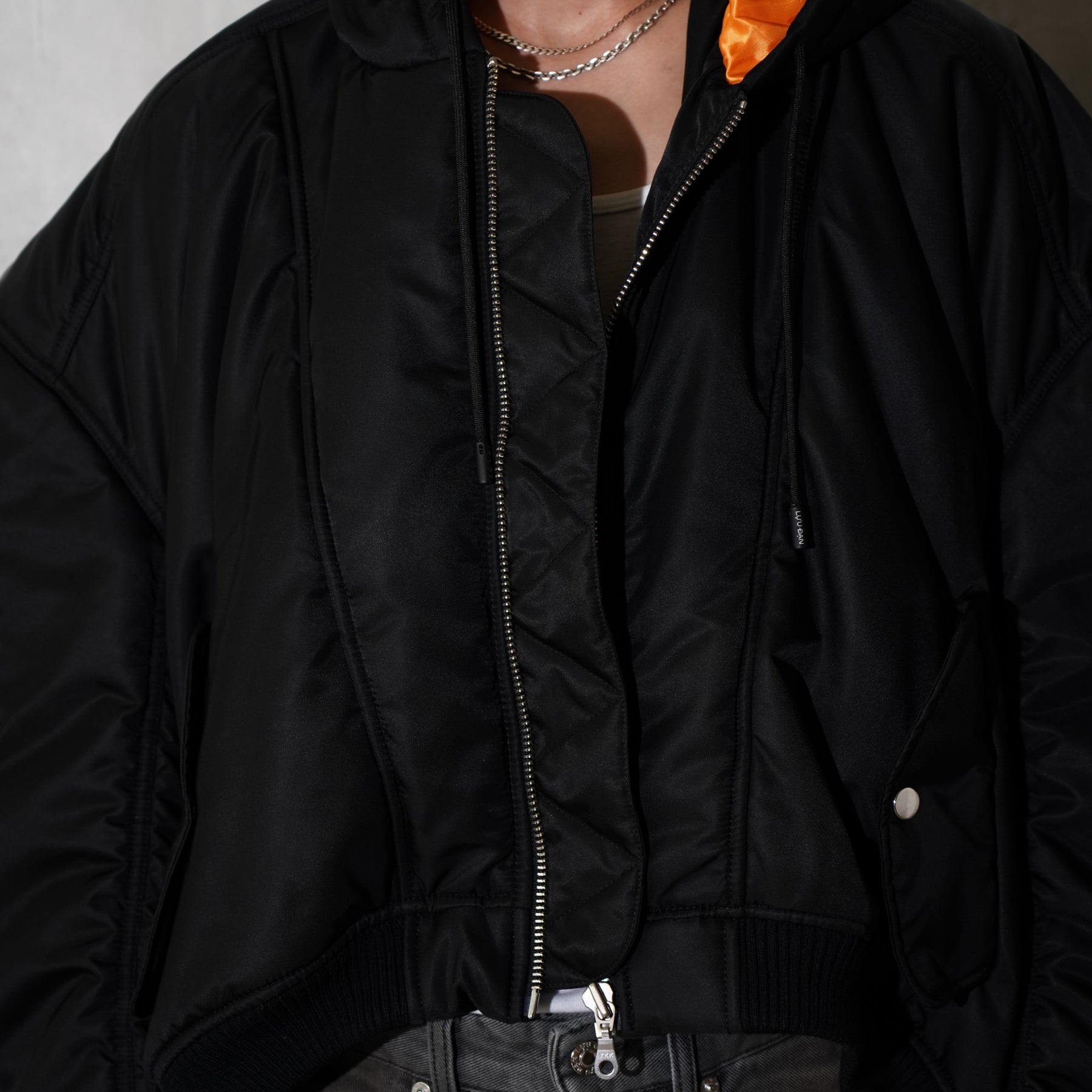 <span style="color: #f50b0b;">Last One</span>
LU'U DAN / PATCH BOMBER BLACK