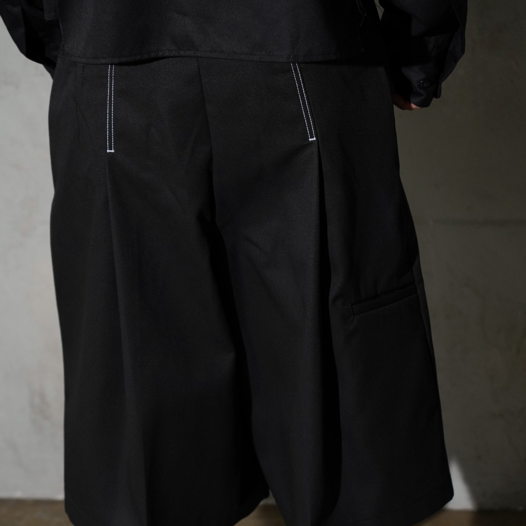 <span style="color: #f50b0b;">Last One</span> WHATEVERWORKS / PLEATED SHORTS BLACK