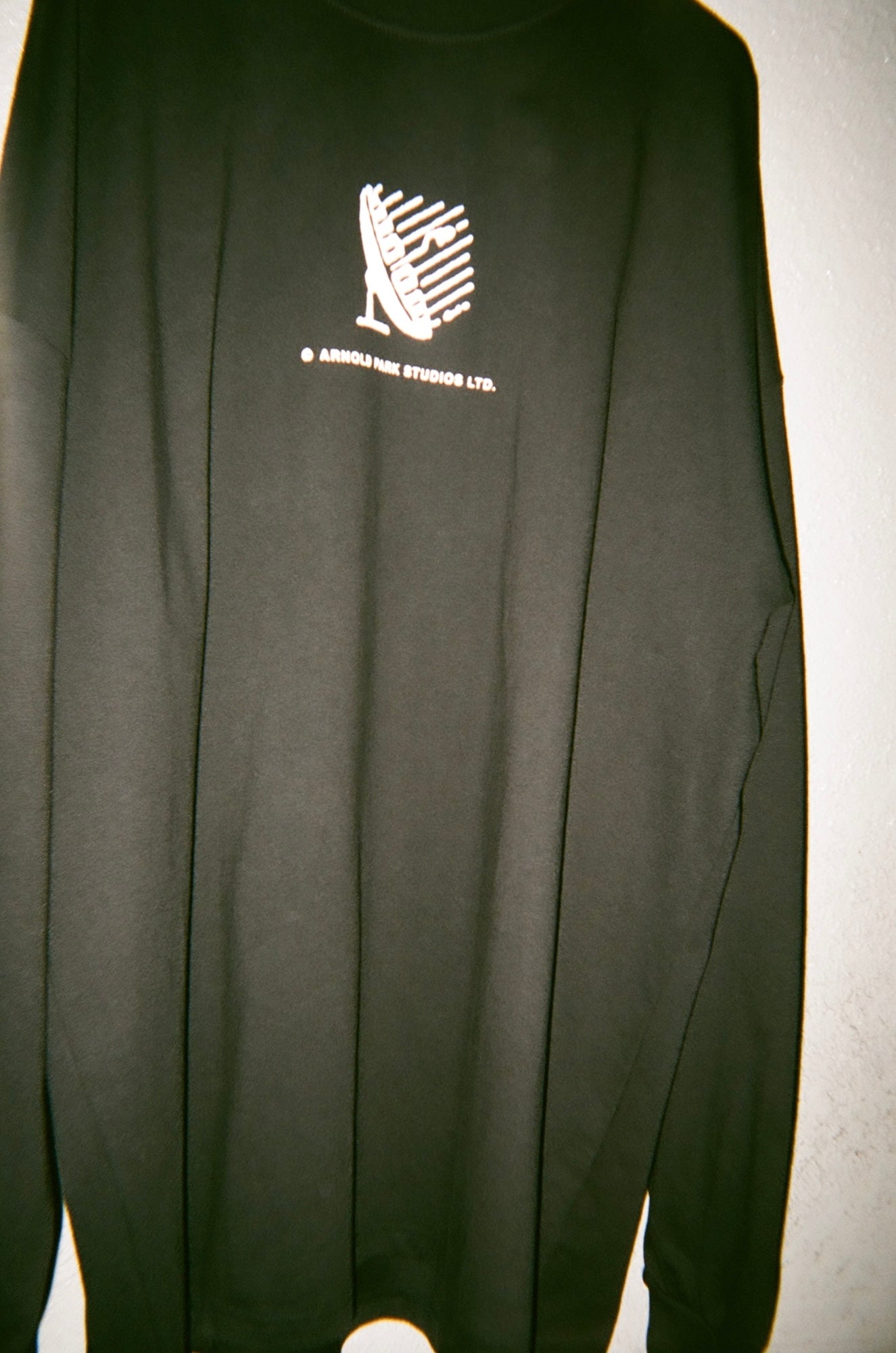 <span style="color: #f50b0b;">Last One</span> ARNOLD PARK STUDIOS / SATELLITE LS T BLACK