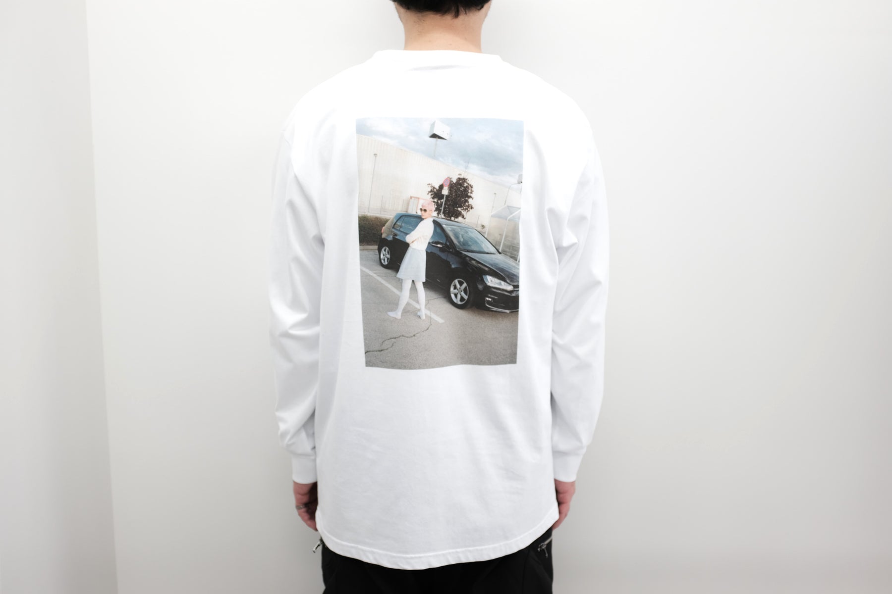 WHITEHOUSE3000 / BILLIE SHIRT LS T 3 ウィーンとベルリンを拠点とする気鋭フォトグラファー兼スケーターであるLUKAS GANSTERERが立ち上げたブランド【WHITEHOUSE3000】。前回のワンちゃんシリーズも好評でしたが、今回もブッ飛ばしてます。 【Gas Pedal Honeys】と銘打ち、足フェチシリーズですw まるで自分が踏まれているかのようなマニアックな写真!足フェチにオススメ!とにかく可愛い女の子が私物のハイヒールで踏みまくる!足元からの覗き込み、ペダルを踏む様子を上から一緒に体験、横からのアングルなど、実際には見られないアングルを撮影しています。着用画像。