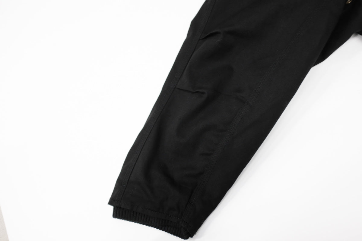 WILLY CHAVARRIA (ウィリーチャバリア) / MONSTER WORK JACKET BLACK CHINO  20AW新作アイテム。MONSTER WORK JACKETがアップデートして登場。チノ生地を採用。コーデュロイの襟、フロントはポケット3つ。内側2つ。ダブルジップ、ベルクロ仕様。トリプルステッチ、袖短めリブ。中綿キルティング仕様でカラーはシャンパンゴールド。と書きましたが1番注目なのがシルエット。その名の通り、モンスター級のビッグシルエットを採用していますが、ただデカイだけでなく思わず「おお。。。」となるように緻密に計算されたサイズ感。あと軽量化に成功しています。アーム画像。