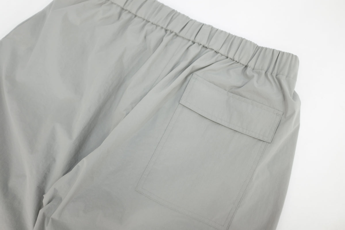 <span style="color: #f50b0b;">Last One</span> GREI. / BAGGY CAMP SHORT PARACHUTE NYLON FOG