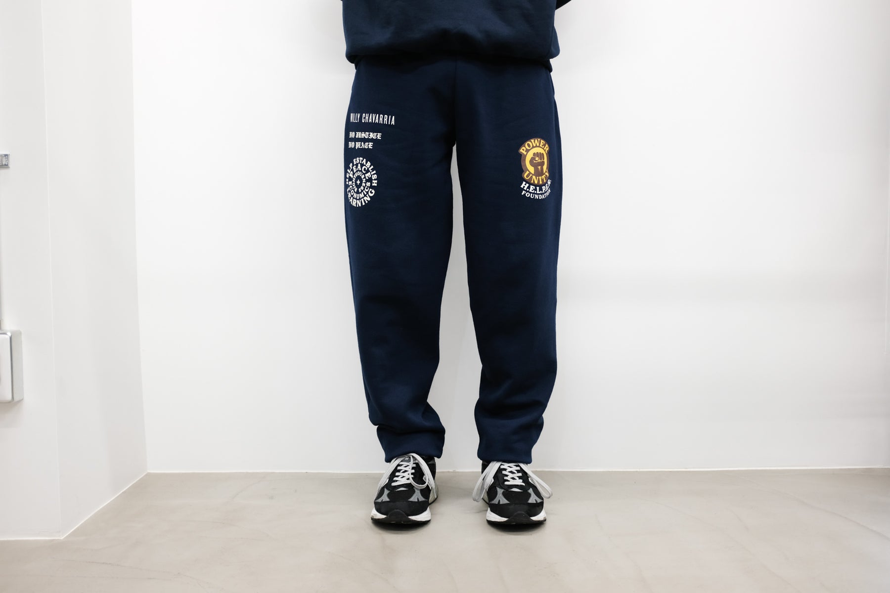 WILLY CHAVARRIA / ウィリーチャバリア HELPER SWEAT PANT NAVY 日本での展開は当店のみとなります。ウエストゴム紐仕様。裏起毛。 【COMMUNITY】 WILLY CHAVARRIA COMMUNITYプログラムは、パートナーシップ、援助を通じて 人道主義的援助や社会的な問題をサポートします。 WILLY CHAVARRIAのブランド気質はプレスやソーシャルメディアで取り上げられ、特に現在のアメリカ社会に対する社会的な正義を唱えて来ました。着用画像。