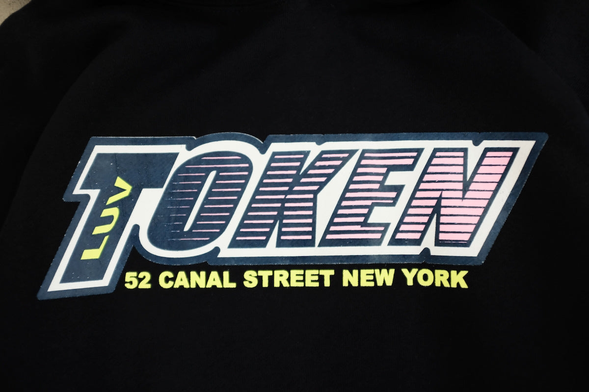 TOKEN / TOKEN LUV HOODIE TOKENより新作入荷です。ワンポイントでシンプルですが、どうなってんだこのプリントのフーディー。カラーの配色、グラデーションに感度の高さを感じる1枚。しっかり大きめのサイズ感が嬉しいです。裏起毛のフワフワの素材感。ロゴ画像。