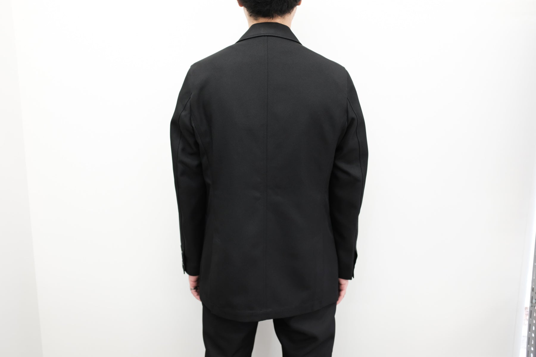 WILLY CHAVARRIA (ウィリーチャバリア) / MONKEY JACKET 20AW新作アイテム。今シーズンのルックで圧倒的な存在感をみせていたMONKEY JACKET。バチバチの細身に仕上がっております。着丈普通、身幅細め、肩幅ジャストめとWILLYファンでも混乱する寸法。リサイクルポリエステルを使用したこちらのジャケットは肉厚でハリがあります。着用画像。