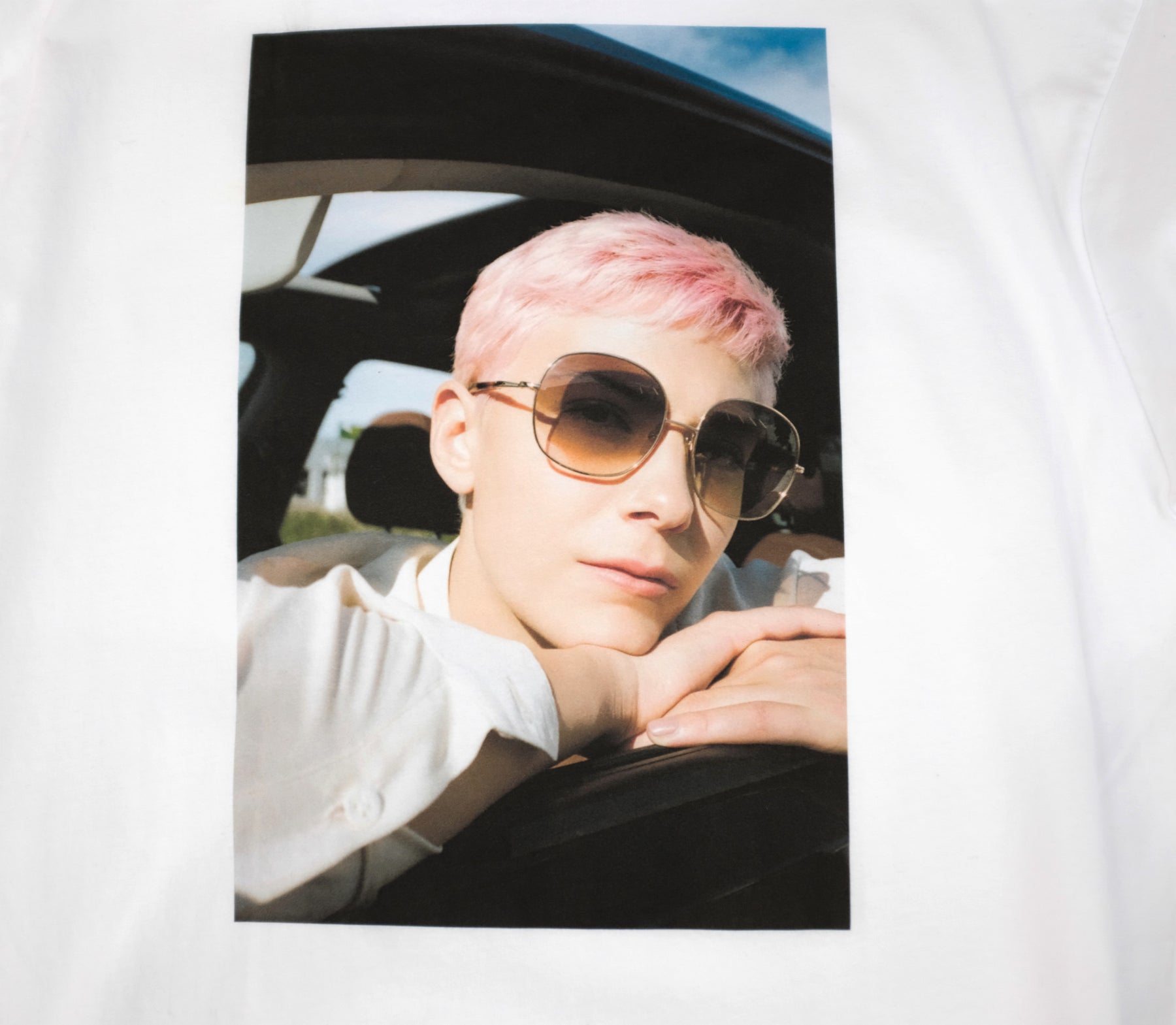 WHITEHOUSE3000 / BILLIE SHIRT LS T 2 ウィーンとベルリンを拠点とする気鋭フォトグラファー兼スケーターであるLUKAS GANSTERERが立ち上げたブランド【WHITEHOUSE3000】。前回のワンちゃんシリーズも好評でしたが、今回もブッ飛ばしてます。 【Gas Pedal Honeys】と銘打ち、足フェチシリーズですw まるで自分が踏まれているかのようなマニアックな写真!足フェチにオススメ!とにかく可愛い女の子が私物のハイヒールで踏みまくる!足元からの覗き込み、ペダルを踏む様子を上から一緒に体験、横からのアングルなど、実際には見られないアングルを撮影しています。バック画像。