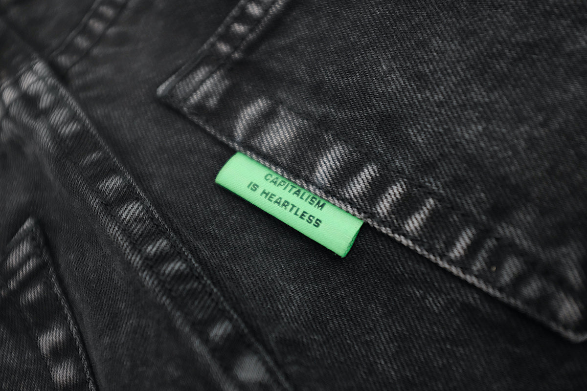 WILLY CHAVARRIA (ウィリーチャバリア) / DIRTY WILLY JEAN  20AW新作アイテム。ウオッシュ加工が秀逸な1本。パッカリングがお見事です。絶妙なマイナーチェンジ。今シーズンはペルー生産になり、前シーズンよりオンスが少し軽くなりました。ハイウエスト仕様で股上が深くなりややテーパードが効いてます。今シーズンもブラックデニムの良さは健在。ゴールドボタンやリベットもいいアクセントになっています。ボタンフライ仕様。シーズンを問わず着用出来る期間は長そうです。ピスネーム画像。