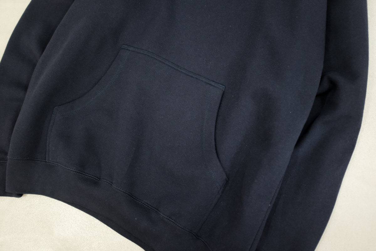 TOKEN / TOKEN LUV HOODIE TOKENより新作入荷です。ワンポイントでシンプルですが、どうなってんだこのプリントのフーディー。カラーの配色、グラデーションに感度の高さを感じる1枚。しっかり大きめのサイズ感が嬉しいです。裏起毛のフワフワの素材感。ポケット画像。