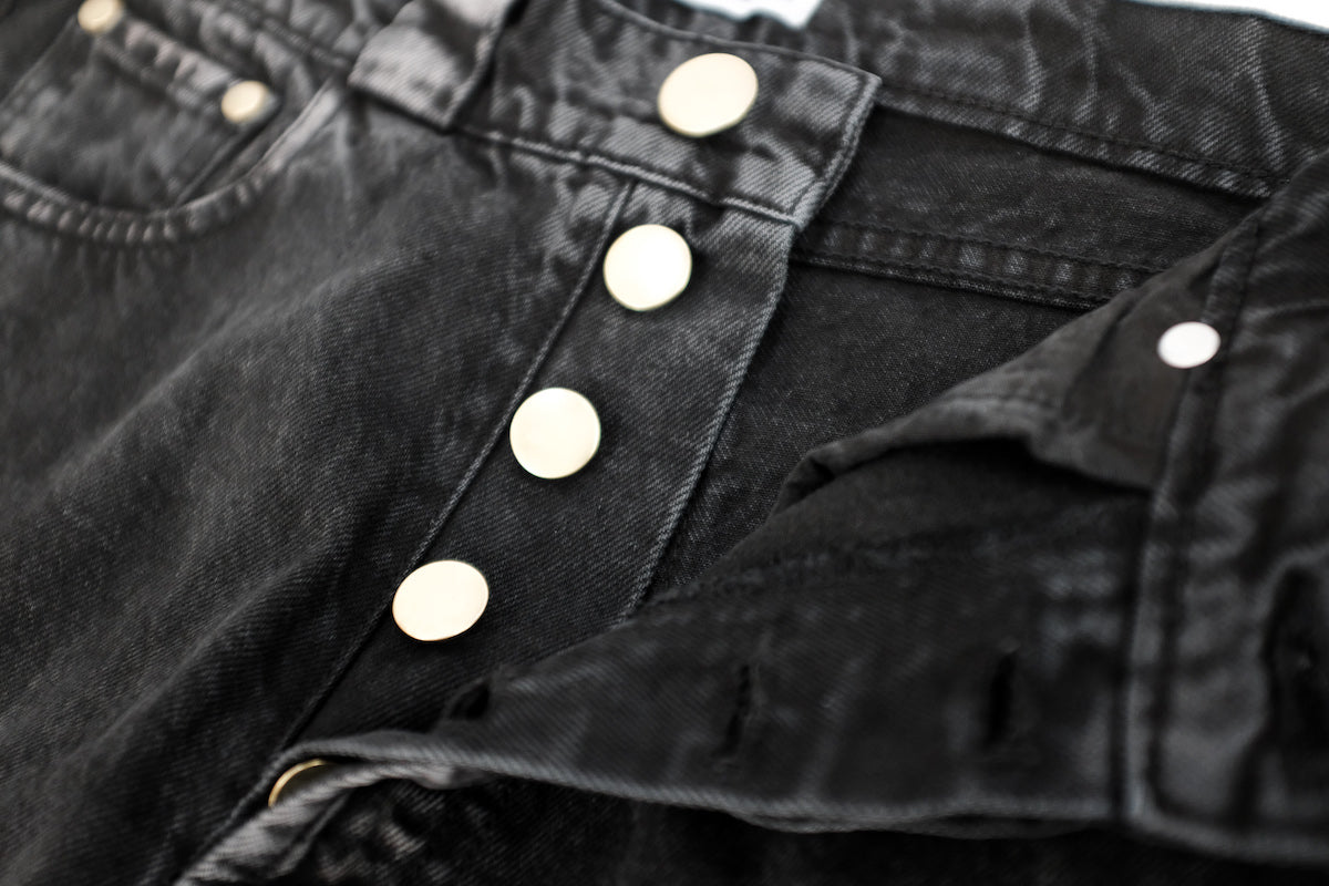 WILLY CHAVARRIA (ウィリーチャバリア) / DIRTY WILLY JEAN  20AW新作アイテム。ウオッシュ加工が秀逸な1本。パッカリングがお見事です。絶妙なマイナーチェンジ。今シーズンはペルー生産になり、前シーズンよりオンスが少し軽くなりました。ハイウエスト仕様で股上が深くなりややテーパードが効いてます。今シーズンもブラックデニムの良さは健在。ゴールドボタンやリベットもいいアクセントになっています。ボタンフライ仕様。シーズンを問わず着用出来る期間は長そうです。ボタンフライ画像。