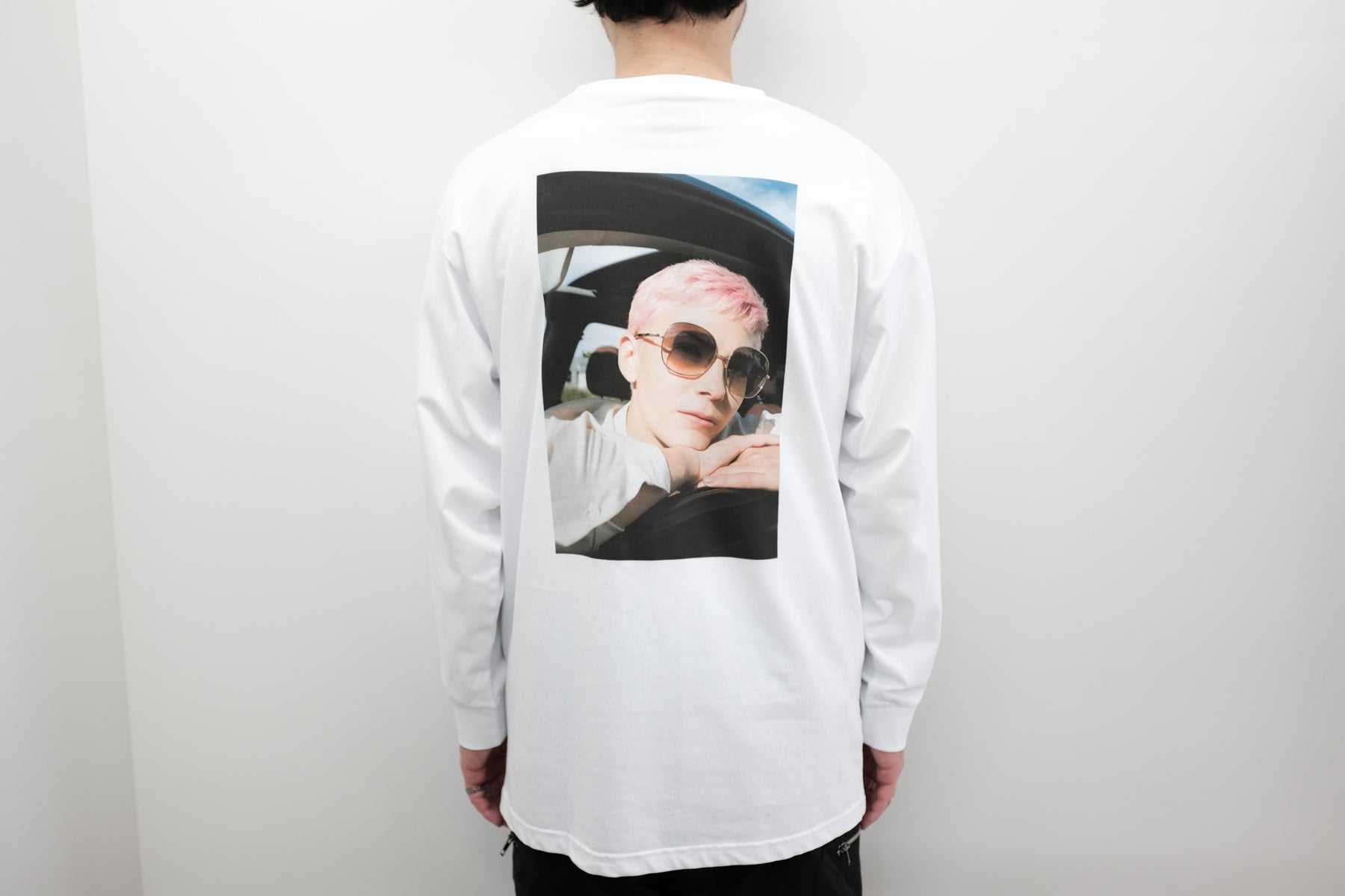 WHITEHOUSE3000 / BILLIE SHIRT LS T 2 ウィーンとベルリンを拠点とする気鋭フォトグラファー兼スケーターであるLUKAS GANSTERERが立ち上げたブランド【WHITEHOUSE3000】。前回のワンちゃんシリーズも好評でしたが、今回もブッ飛ばしてます。 【Gas Pedal Honeys】と銘打ち、足フェチシリーズですw まるで自分が踏まれているかのようなマニアックな写真!足フェチにオススメ!とにかく可愛い女の子が私物のハイヒールで踏みまくる!足元からの覗き込み、ペダルを踏む様子を上から一緒に体験、横からのアングルなど、実際には見られないアングルを撮影しています。着用画像。