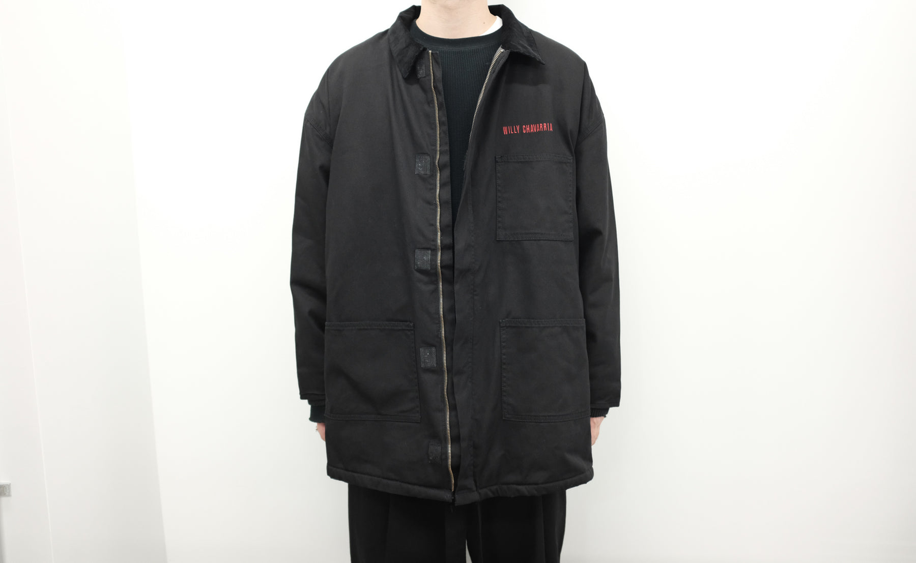 WILLY CHAVARRIA (ウィリーチャバリア) / MONSTER WORK JACKET BLACK CHINO  20AW新作アイテム。MONSTER WORK JACKETがアップデートして登場。チノ生地を採用。コーデュロイの襟、フロントはポケット3つ。内側2つ。ダブルジップ、ベルクロ仕様。トリプルステッチ、袖短めリブ。中綿キルティング仕様でカラーはシャンパンゴールド。と書きましたが1番注目なのがシルエット。その名の通り、モンスター級のビッグシルエットを採用していますが、ただデカイだけでなく思わず「おお。。。」となるように緻密に計算されたサイズ感。あと軽量化に成功しています。着用画像。