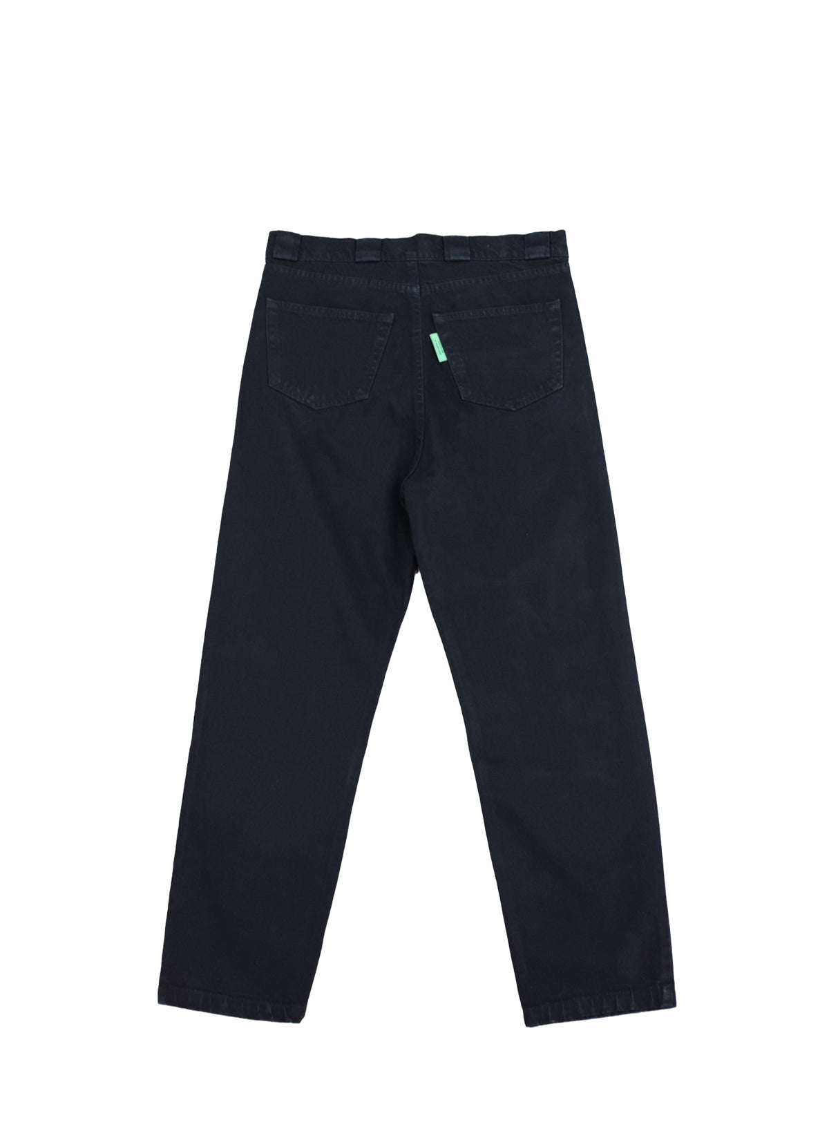 WILLY CHAVARRIA (ウィリーチャバリア) / DIRTY WILLY JEAN BLACK DENIM 20AW新作アイテム。ワンウオッシュ加工で濃いめのBLACK。パッカリングがお見事です。絶妙なマイナーチェンジ。今シーズンはペルー生産になり、前シーズンよりオンスが少し軽くなりました。ハイウエスト仕様で股上が深くなりややテーパードが効いてます。今シーズンもブラックデニムの良さは健在。ゴールドボタンやリベットもいいアクセントになっています。ボタンフライ仕様。シーズンを問わず着用出来る期間は長そうです。同素材のSILVERLAKE JACKETとのセットアップでの着用も可能です。バック画像。