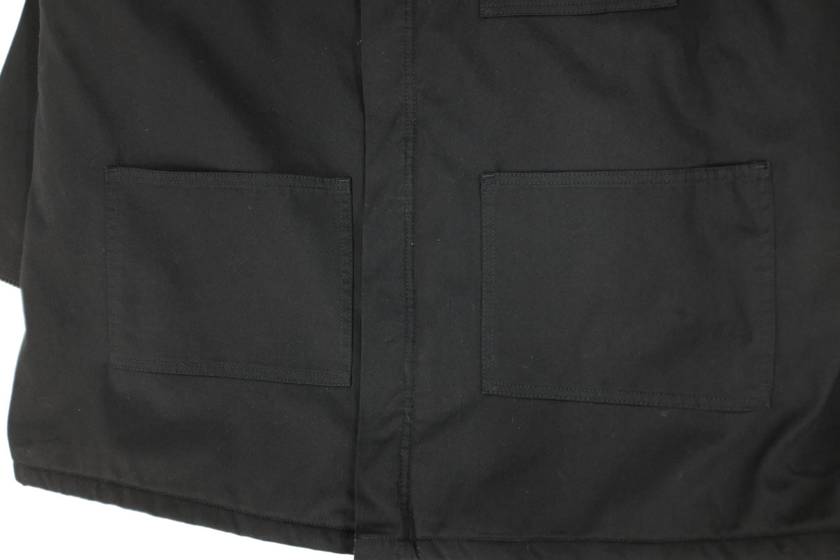WILLY CHAVARRIA (ウィリーチャバリア) / MONSTER WORK JACKET BLACK CHINO  20AW新作アイテム。MONSTER WORK JACKETがアップデートして登場。チノ生地を採用。コーデュロイの襟、フロントはポケット3つ。内側2つ。ダブルジップ、ベルクロ仕様。トリプルステッチ、袖短めリブ。中綿キルティング仕様でカラーはシャンパンゴールド。と書きましたが1番注目なのがシルエット。その名の通り、モンスター級のビッグシルエットを採用していますが、ただデカイだけでなく思わず「おお。。。」となるように緻密に計算されたサイズ感。あと軽量化に成功しています。ボディ画像。
