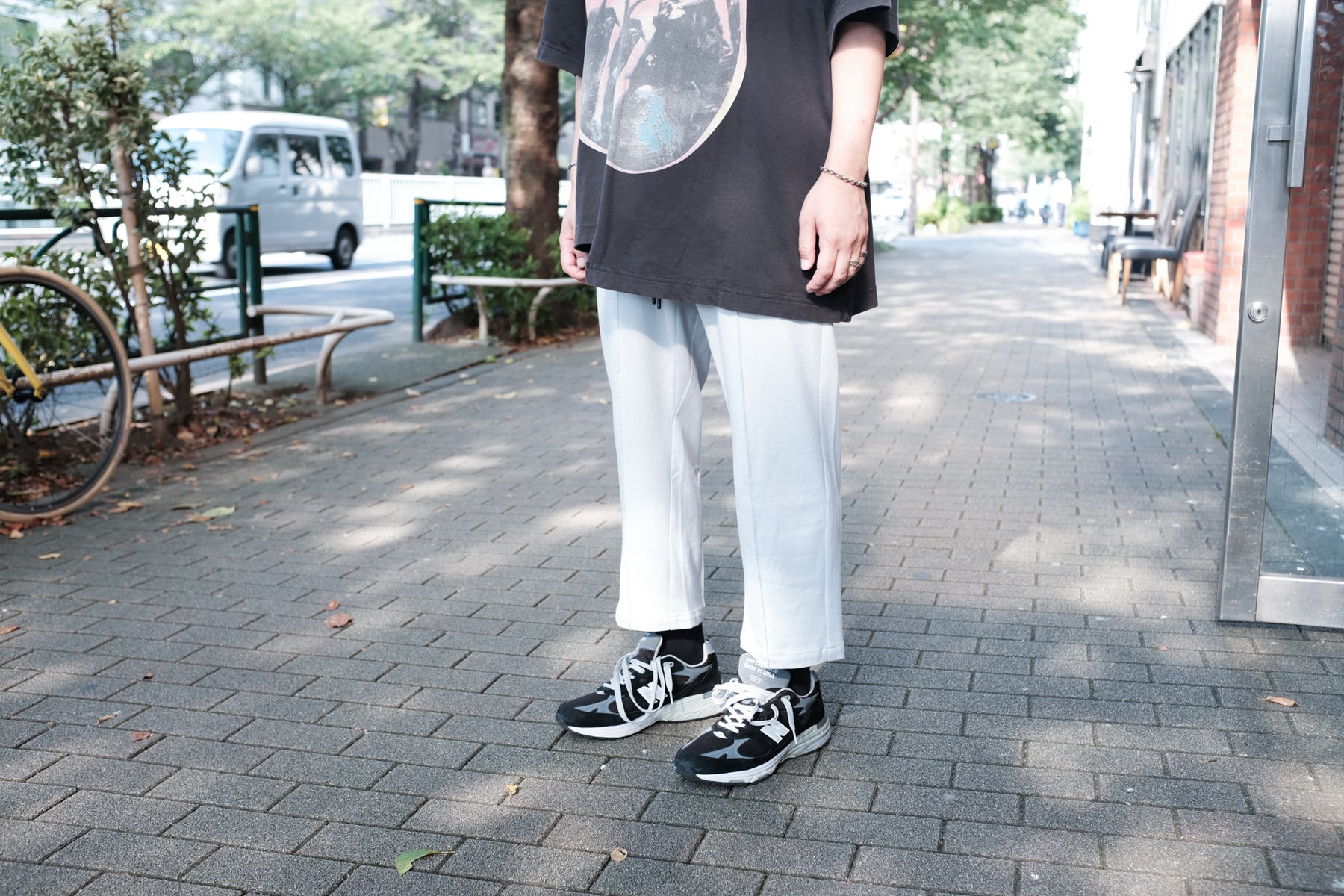 WILLY CHAVARRIA (ウィリーチャバリア) / BUFFALO JOGGER MERCURY 20AW新作アイテム。新色のMERCURY。まず名前が良いですね。絶妙なカラーリングです。WHITE、LIGHT BLUE、LIGHT GREYの間くらいのカラー。としか表現できません。マーキュリー。ウエストはイージー仕様。ゴム、紐で調整可能です。サイド、バックポケット装備。定番のBUFFALO PANTSと比べてだいぶ大人しくなりました。股上も浅くなり、ヒップ周りもだいぶスッキリ。着用画像。