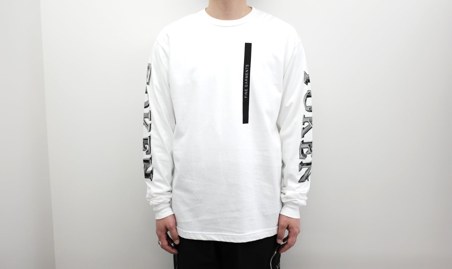 TOKEN / TOKEN TOKEN FINE GARMENTS LS T TOKENよりらしいロンTの入荷です。フロントに【FINE GARMENTS】。バックにはイエローフレイム【TOKEN】。さらには両袖にも【TOKEN】プリント。肌触りの良いボディを仕様。ちょっと細長めのシルエットでしょうか。Tシャツとのレイヤードも抜群です。着用画像。