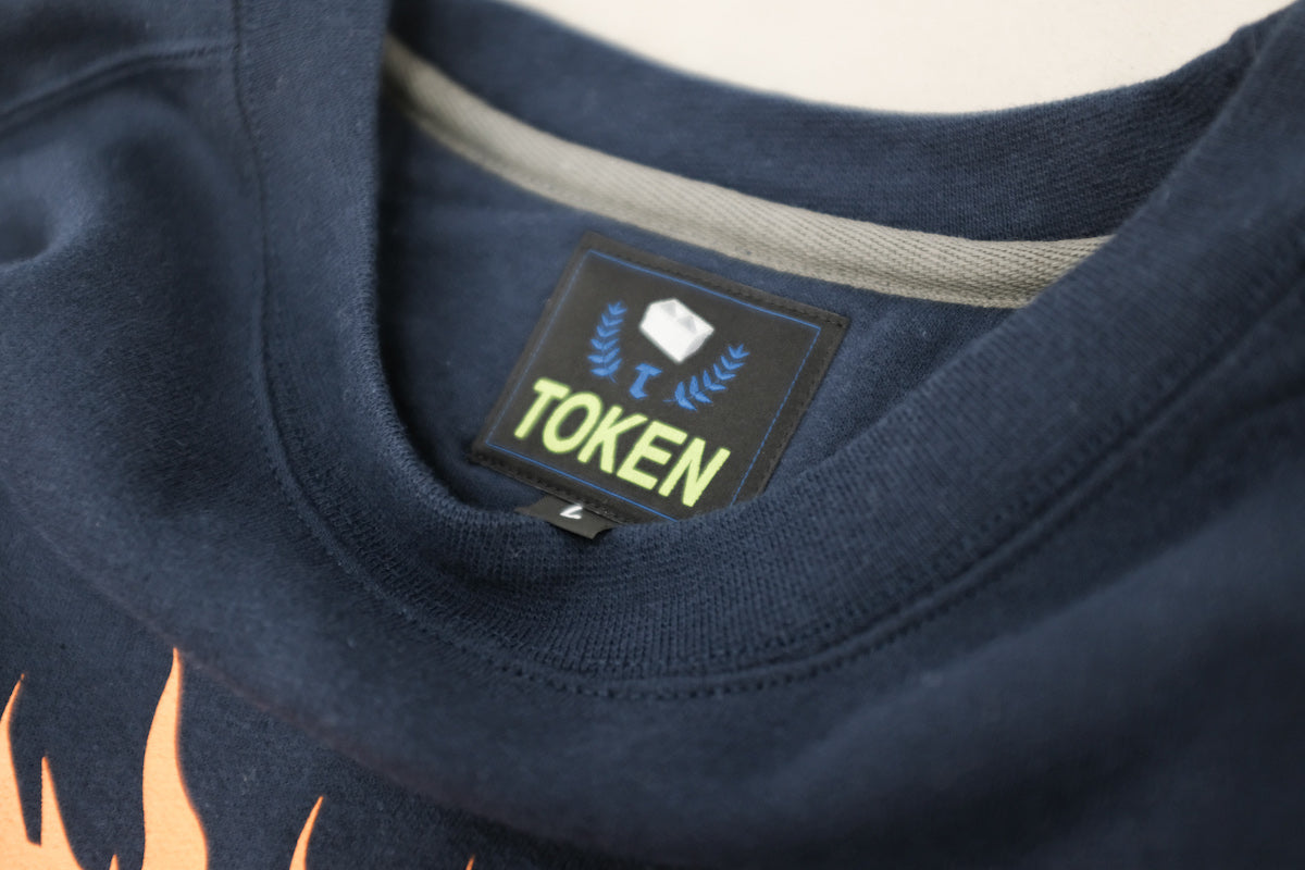 TOKENより新作入荷です。フロントプリント【TOKEN】ファイヤーロゴ。バックプリントが【TOKEN FINE GARMENTS】の上に立体的なバンダナをオン。リラックス感と感度の高さが光る1枚に仕上がっています。安定のNAVYボディは間違いなく、裏起毛でフワフワな素材感です。正面画像。ネック画像。