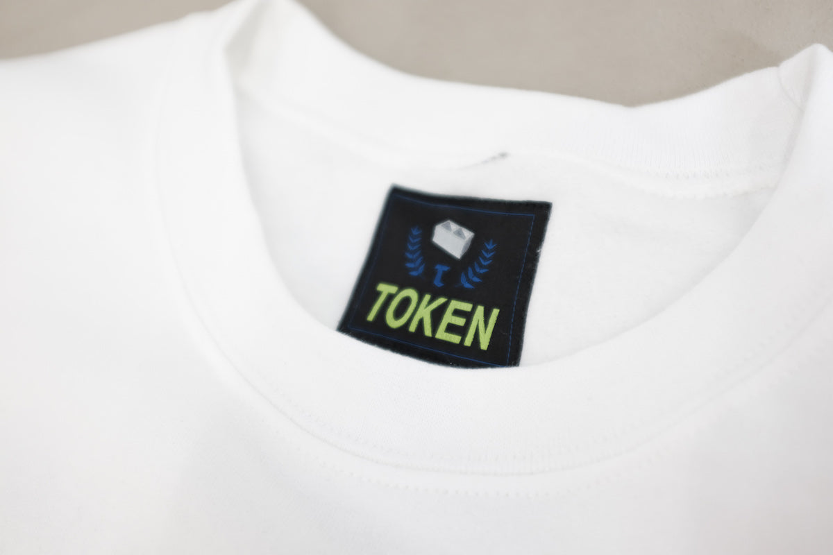 TOKEN / TOKEN CHROME T SWEATSHIRT TOKENより新作入荷です。TOKEN FIRE EYESのプリントがなんともかわいいクルースウェット。とてもシンプルな仕上がりですが、【T】&【TOKEN FINE GARMENTS】の文字にセンスを感じます。ホワイトボディがクリーン。裏起毛でフワフワな素材感です。ボックスシルエットも嬉しい限り。ネック画像。