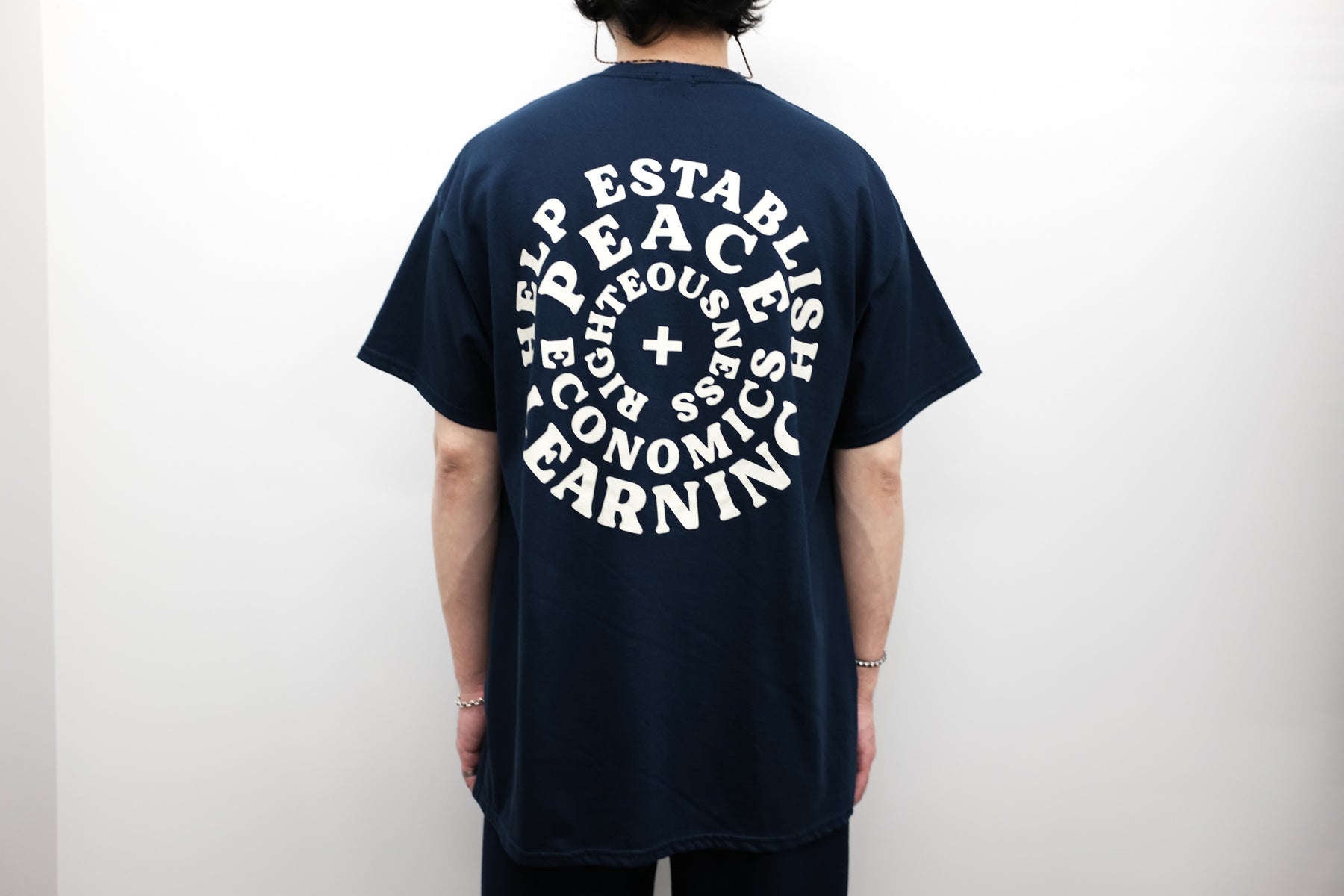 WILLY CHAVARRIA / ウィリーチャバリア HELPER T NAVY 日本での展開は当店のみとなります。 【COMMUNITY】 WILLY CHAVARRIA COMMUNITYプログラムは、パートナーシップ、援助を通じて 人道主義的援助や社会的な問題をサポートします。 WILLY CHAVARRIAのブランド気質はプレスやソーシャルメディアで取り上げられ、特に現在のアメリカ社会に対する社会的な正義を唱えて来ました。着用画像。