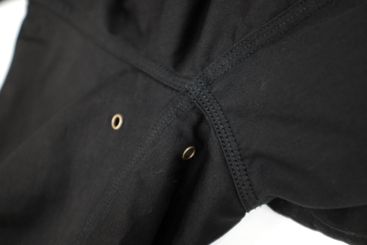 WILLY CHAVARRIA (ウィリーチャバリア) / MONSTER WORK JACKET BLACK CHINO  20AW新作アイテム。MONSTER WORK JACKETがアップデートして登場。チノ生地を採用。コーデュロイの襟、フロントはポケット3つ。内側2つ。ダブルジップ、ベルクロ仕様。トリプルステッチ、袖短めリブ。中綿キルティング仕様でカラーはシャンパンゴールド。と書きましたが1番注目なのがシルエット。その名の通り、モンスター級のビッグシルエットを採用していますが、ただデカイだけでなく思わず「おお。。。」となるように緻密に計算されたサイズ感。あと軽量化に成功しています。トリプルステッチ画像。