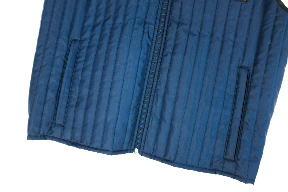 Willy Chavarria X Kansas collaboration Thermo Vest こちらカラーはUNION BLUEと表記されており、何故か不思議と惹かれます。程よく抑えたボリューム感は重ね着しやすいです。KANSAS、ガチな感じでいくのもよし、スマートな感じでいくのもよしです。老舗ワークブランドKansasとのコラボレーションアイテムです。後ろの着丈を調整できるのも面白いです。サイドポケット画像。