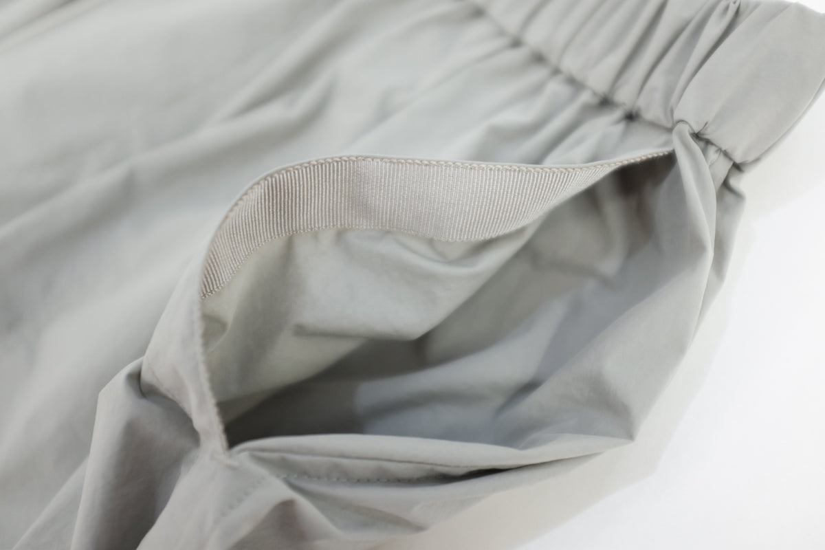 <span style="color: #f50b0b;">Last One</span> GREI. / BAGGY CAMP SHORT PARACHUTE NYLON FOG