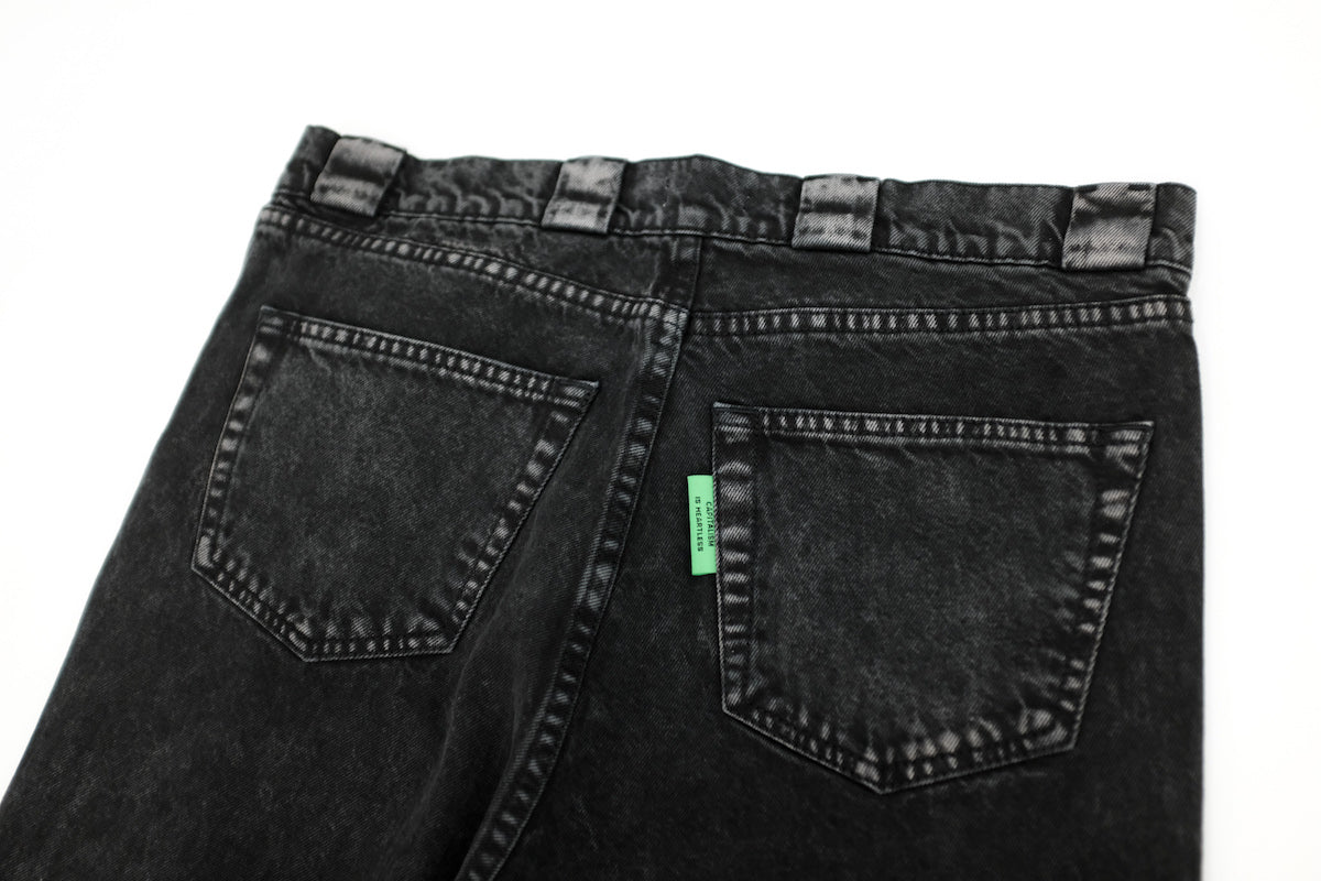 WILLY CHAVARRIA (ウィリーチャバリア) / DIRTY WILLY JEAN  20AW新作アイテム。ウオッシュ加工が秀逸な1本。パッカリングがお見事です。絶妙なマイナーチェンジ。今シーズンはペルー生産になり、前シーズンよりオンスが少し軽くなりました。ハイウエスト仕様で股上が深くなりややテーパードが効いてます。今シーズンもブラックデニムの良さは健在。ゴールドボタンやリベットもいいアクセントになっています。ボタンフライ仕様。シーズンを問わず着用出来る期間は長そうです。バックポケット画像。