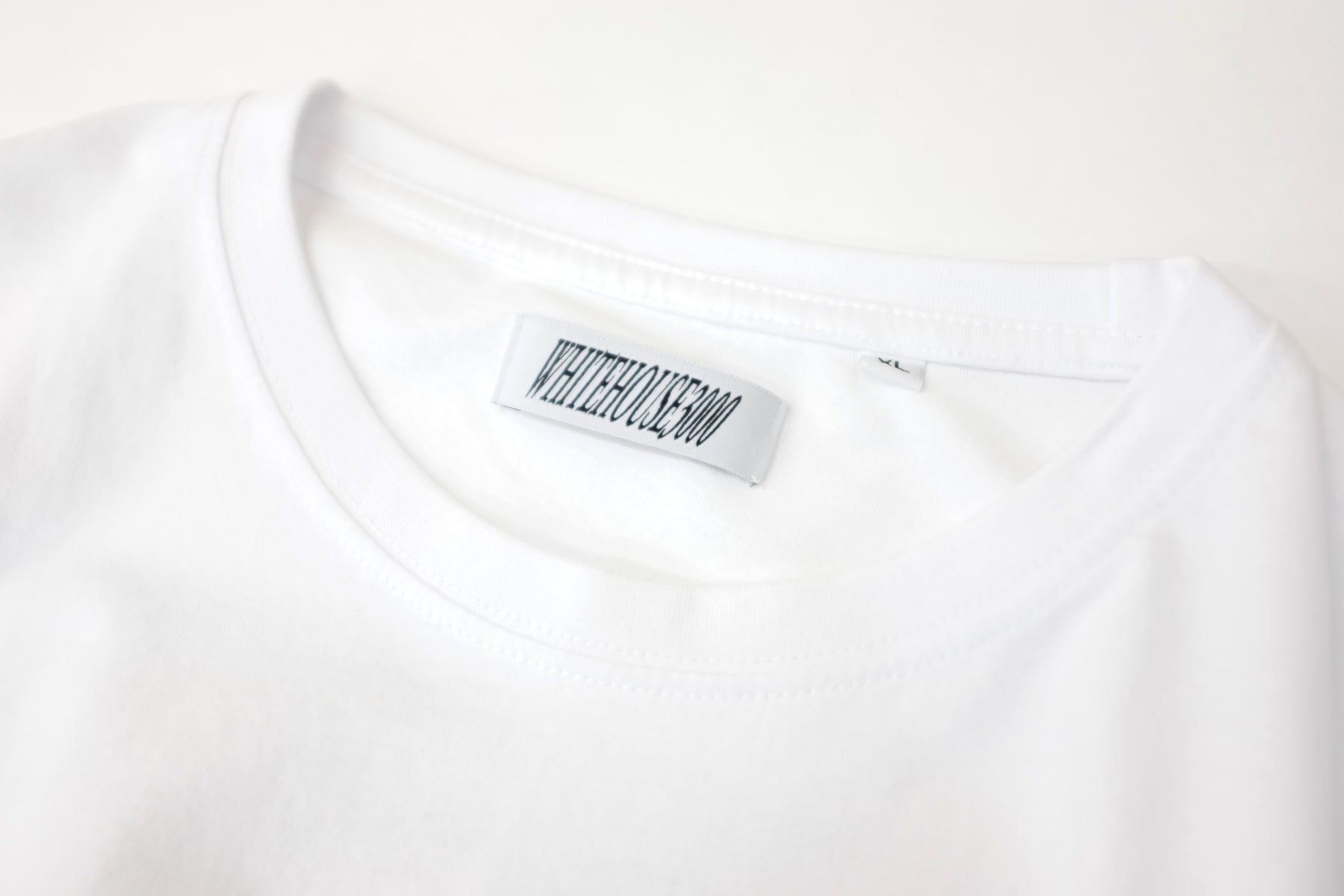 WHITEHOUSE3000 / BILLIE SHIRT LS T 2 ウィーンとベルリンを拠点とする気鋭フォトグラファー兼スケーターであるLUKAS GANSTERERが立ち上げたブランド【WHITEHOUSE3000】。前回のワンちゃんシリーズも好評でしたが、今回もブッ飛ばしてます。 【Gas Pedal Honeys】と銘打ち、足フェチシリーズですw まるで自分が踏まれているかのようなマニアックな写真!足フェチにオススメ!とにかく可愛い女の子が私物のハイヒールで踏みまくる!足元からの覗き込み、ペダルを踏む様子を上から一緒に体験、横からのアングルなど、実際には見られないアングルを撮影しています。ネック画像。