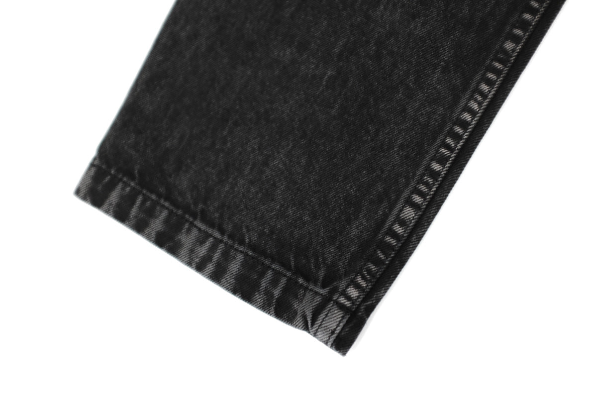 WILLY CHAVARRIA (ウィリーチャバリア) / DIRTY WILLY JEAN  20AW新作アイテム。ウオッシュ加工が秀逸な1本。パッカリングがお見事です。絶妙なマイナーチェンジ。今シーズンはペルー生産になり、前シーズンよりオンスが少し軽くなりました。ハイウエスト仕様で股上が深くなりややテーパードが効いてます。今シーズンもブラックデニムの良さは健在。ゴールドボタンやリベットもいいアクセントになっています。ボタンフライ仕様。シーズンを問わず着用出来る期間は長そうです。裾画像。