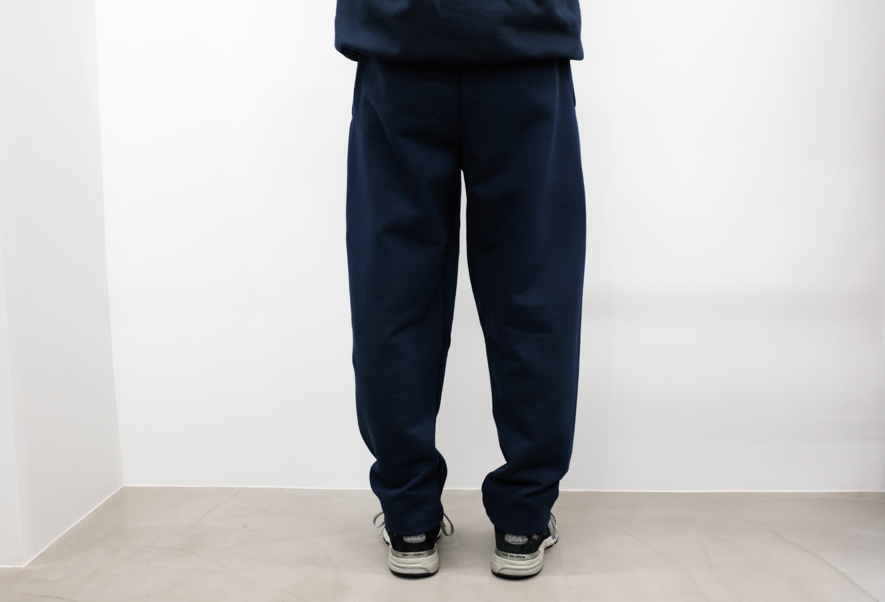WILLY CHAVARRIA / ウィリーチャバリア HELPER SWEAT PANT NAVY 日本での展開は当店のみとなります。ウエストゴム紐仕様。裏起毛。 【COMMUNITY】 WILLY CHAVARRIA COMMUNITYプログラムは、パートナーシップ、援助を通じて 人道主義的援助や社会的な問題をサポートします。 WILLY CHAVARRIAのブランド気質はプレスやソーシャルメディアで取り上げられ、特に現在のアメリカ社会に対する社会的な正義を唱えて来ました。着用画像。